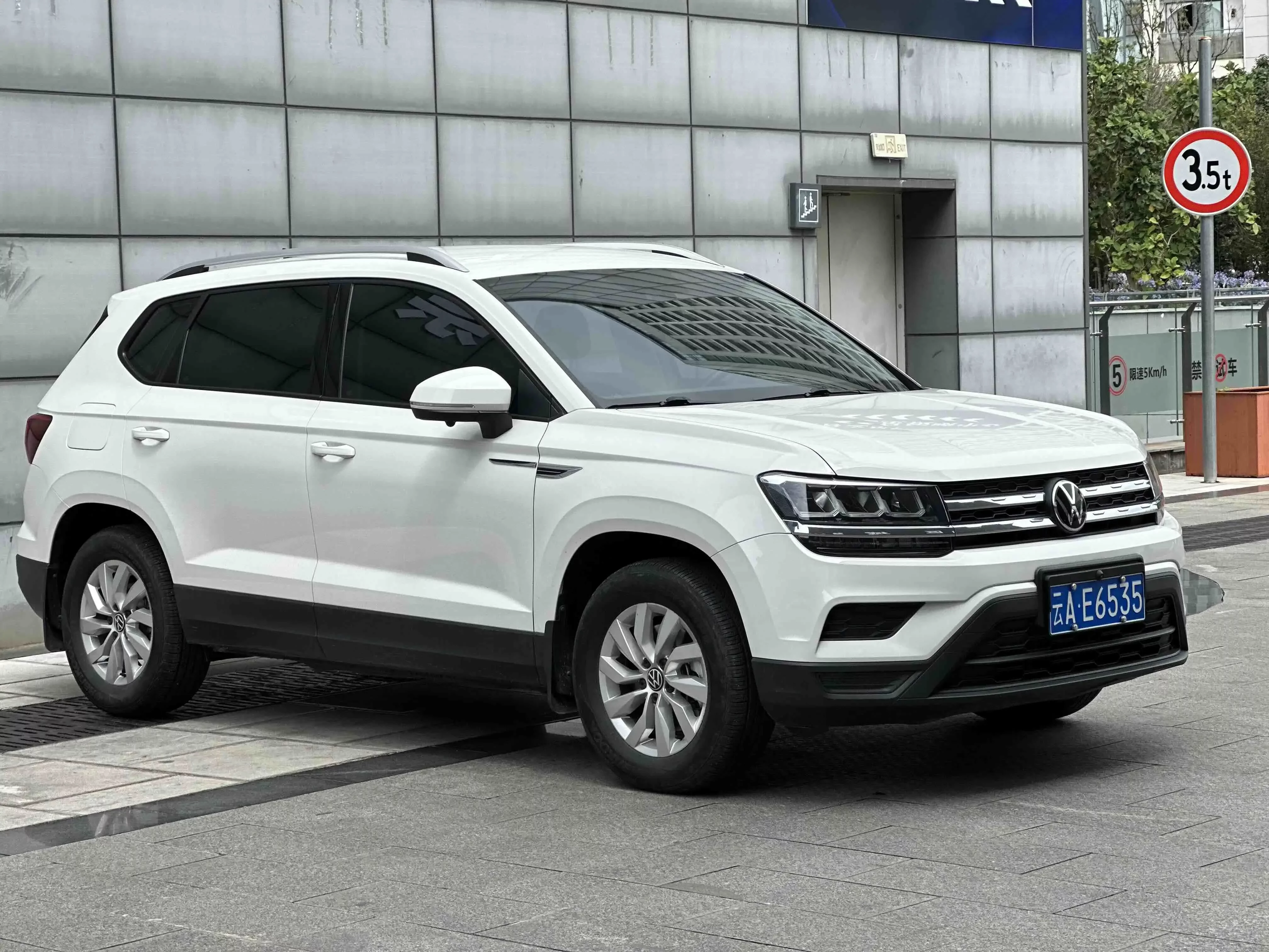 Volkswagen Tharu