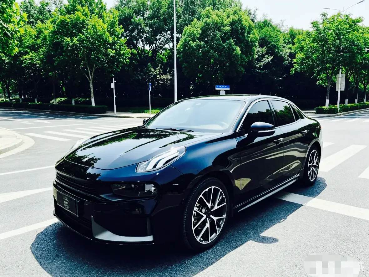 Lynk & Co 03