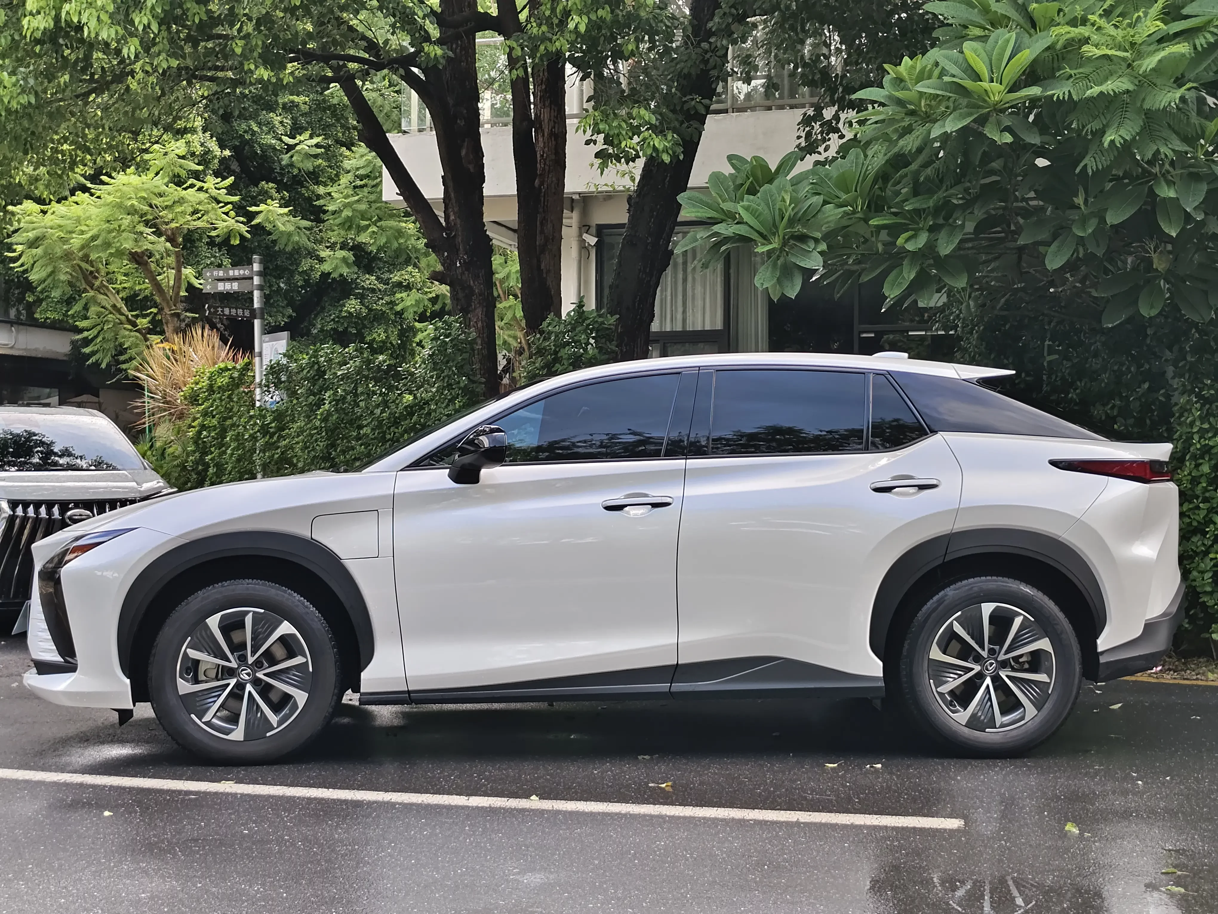 Lexus RZ