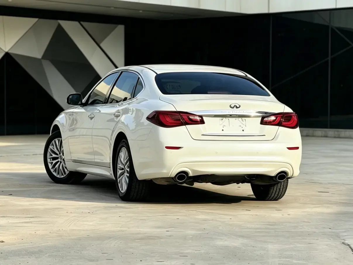 Infiniti Q70