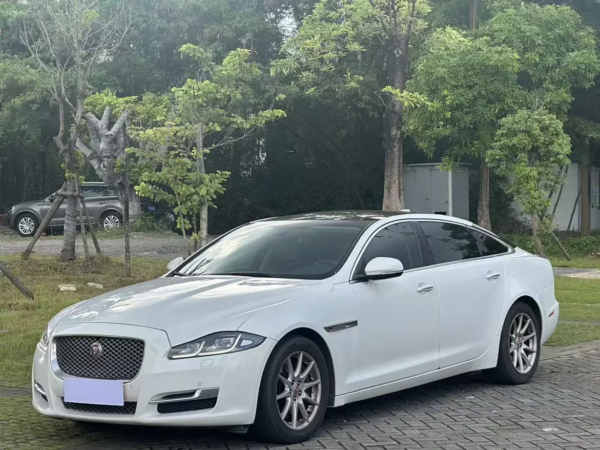 Jaguar XJ