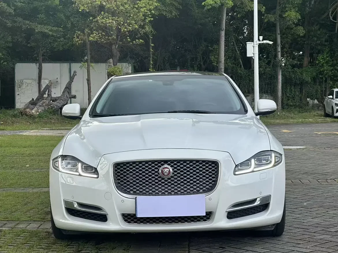 Jaguar XJ