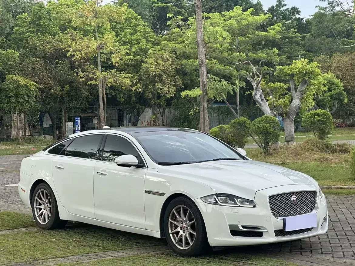 Jaguar XJ