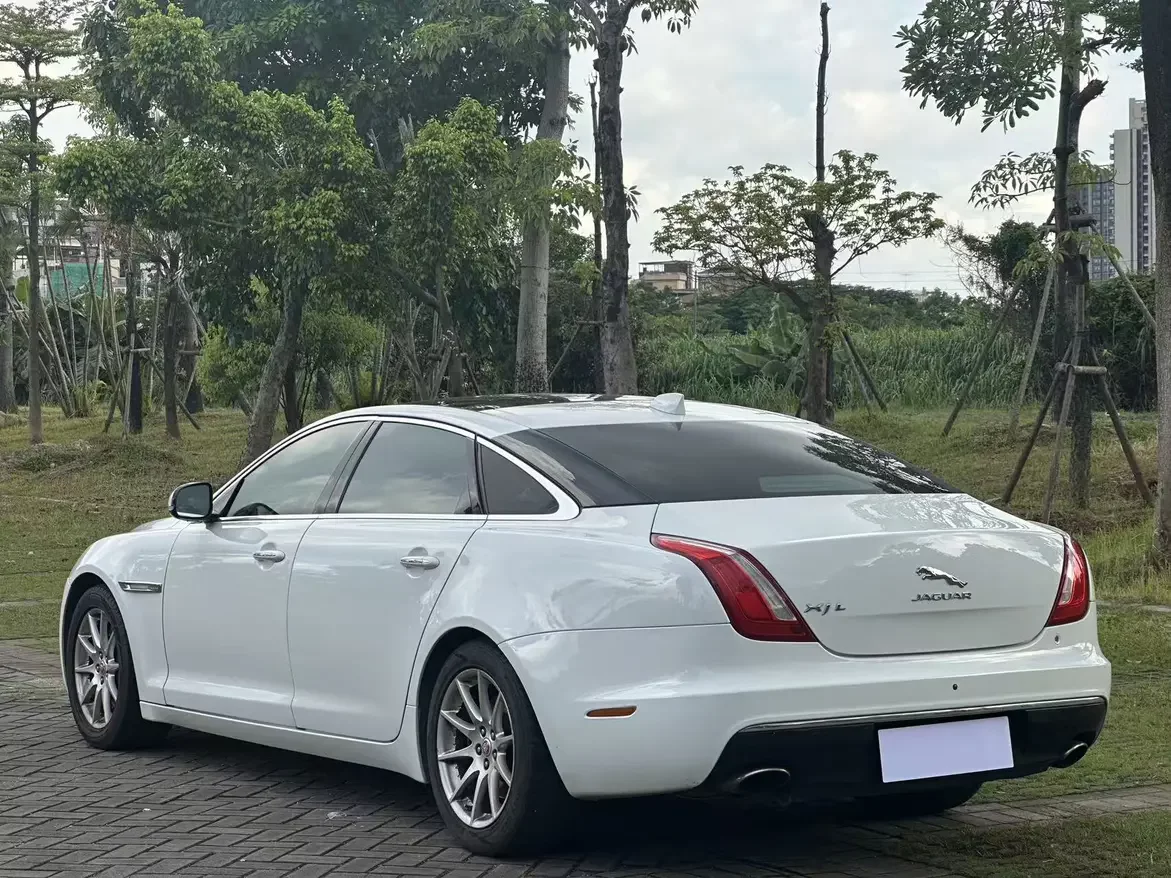 Jaguar XJ