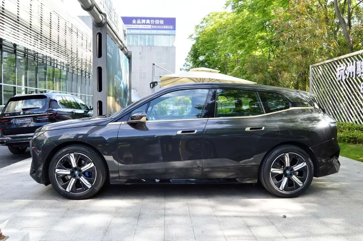 BMW iX