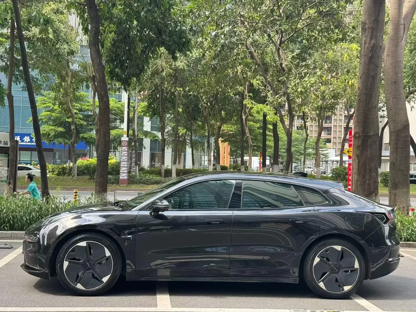 ZEEKR 001