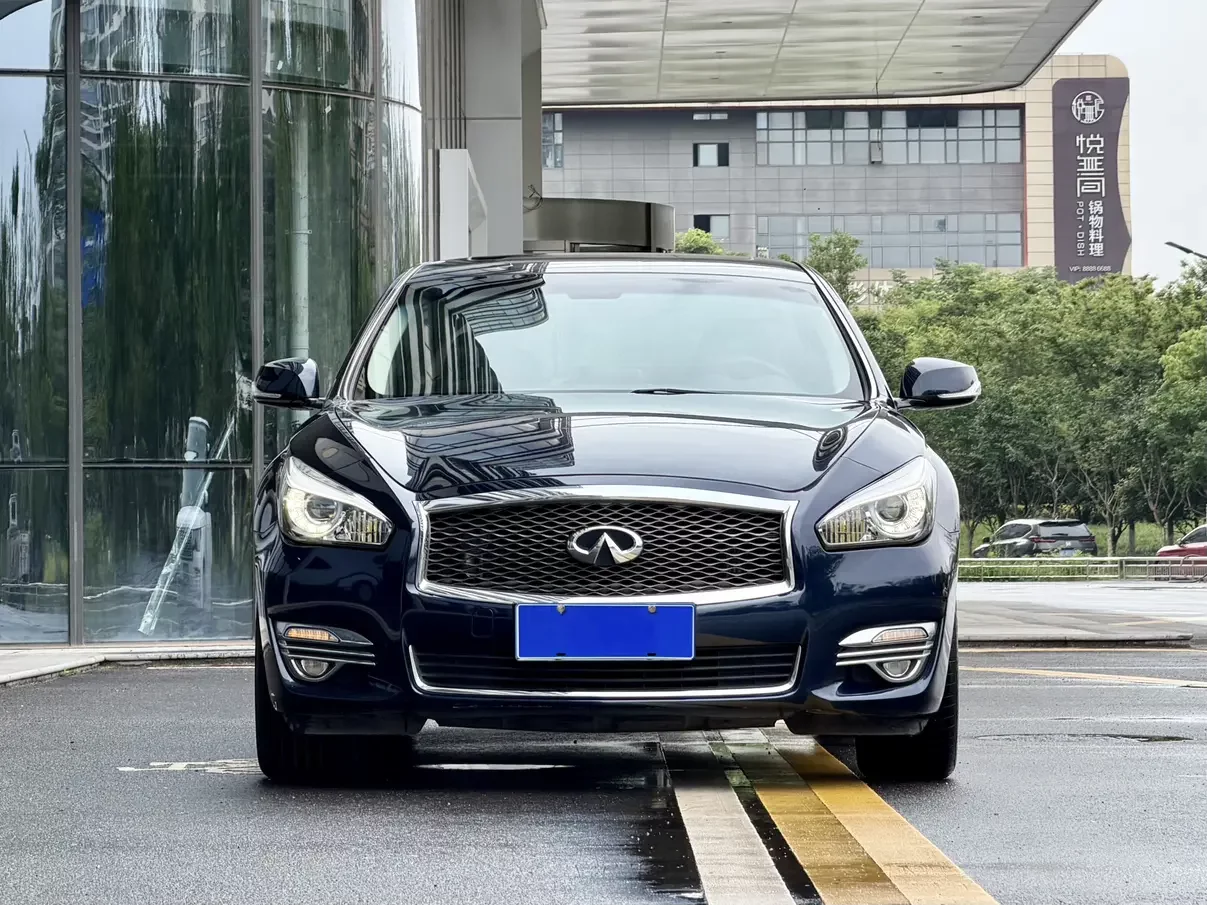 Infiniti Q70