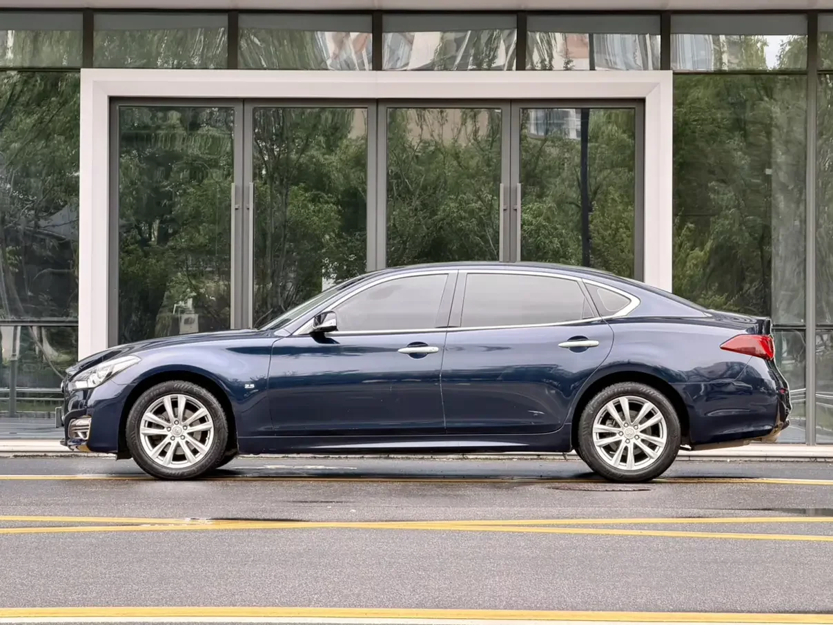 Infiniti Q70