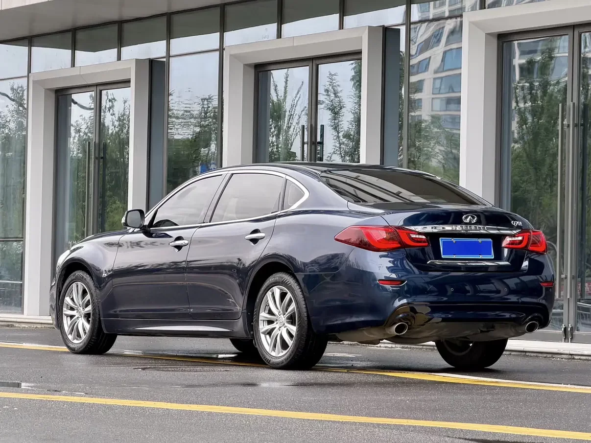Infiniti Q70