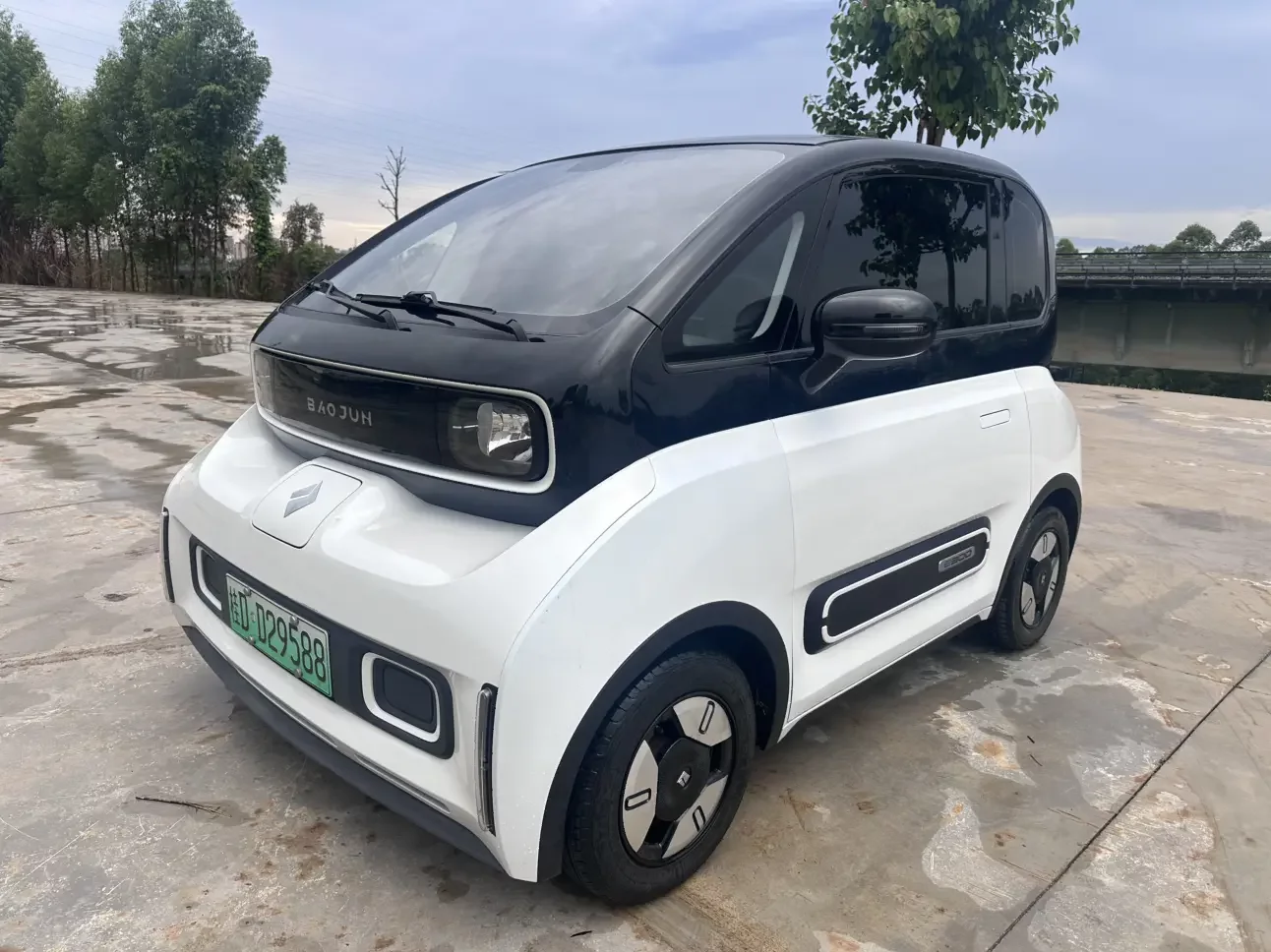 Baojun E300