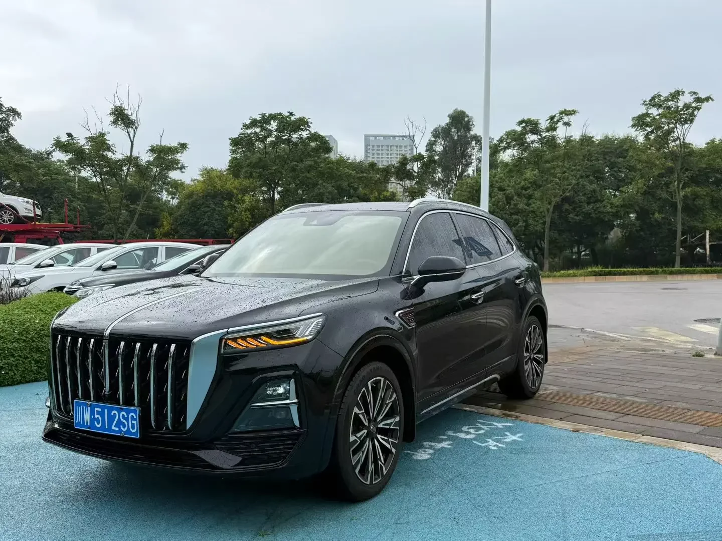 Hongqi HS5