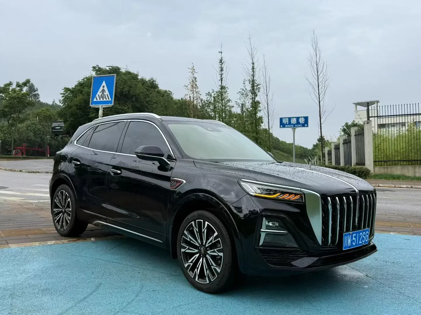 Hongqi HS5