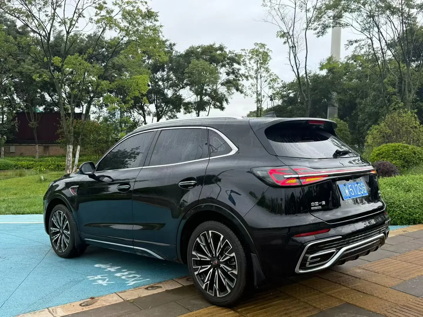 Hongqi HS5