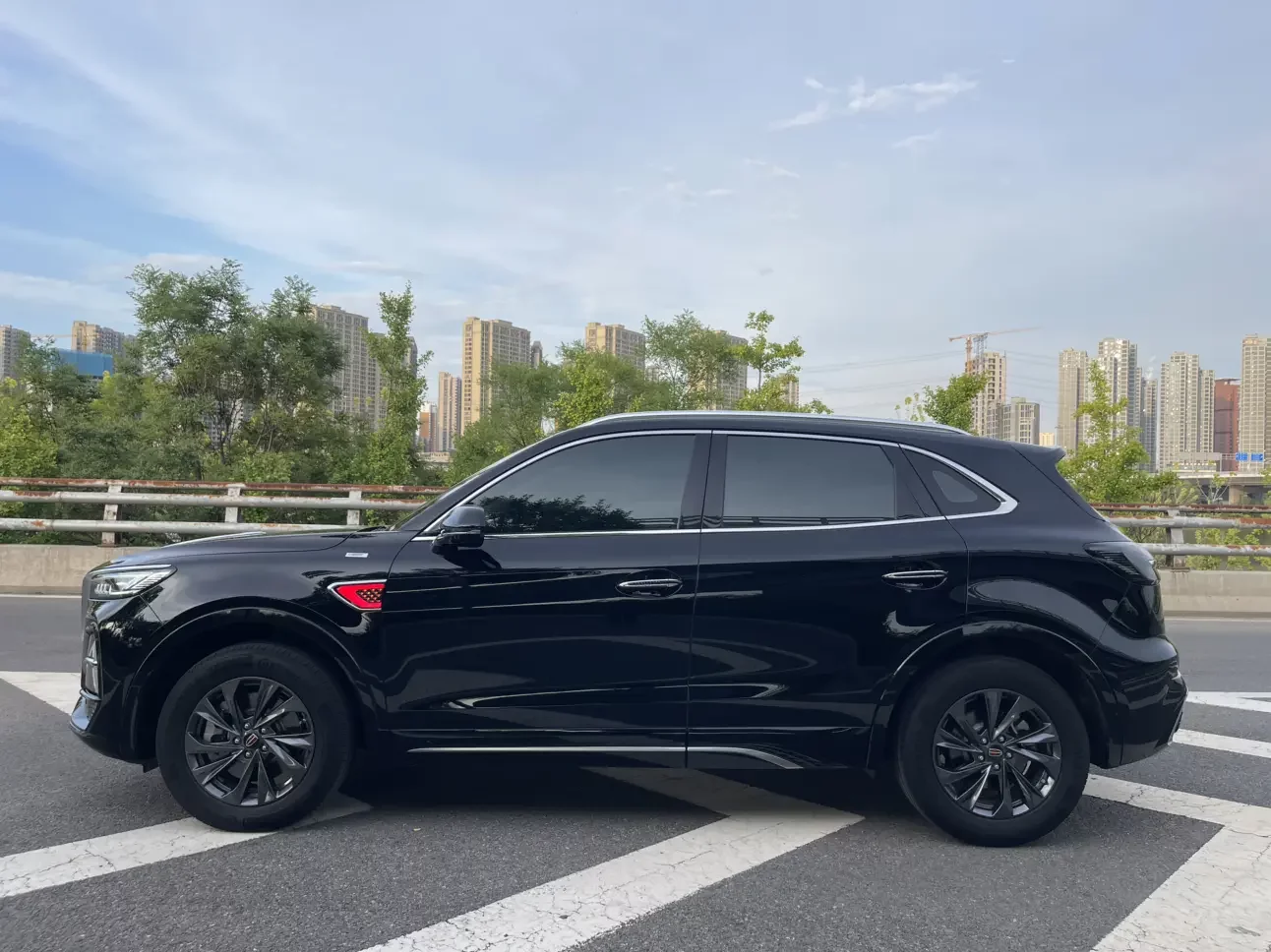 Hongqi HS5