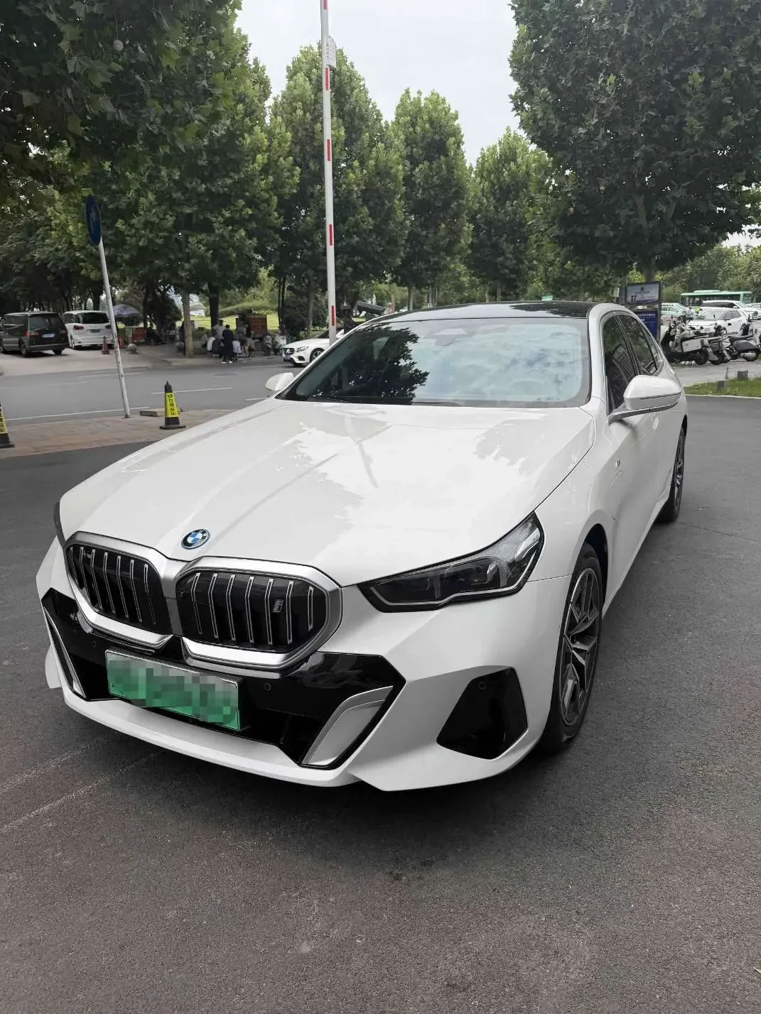BMW i5