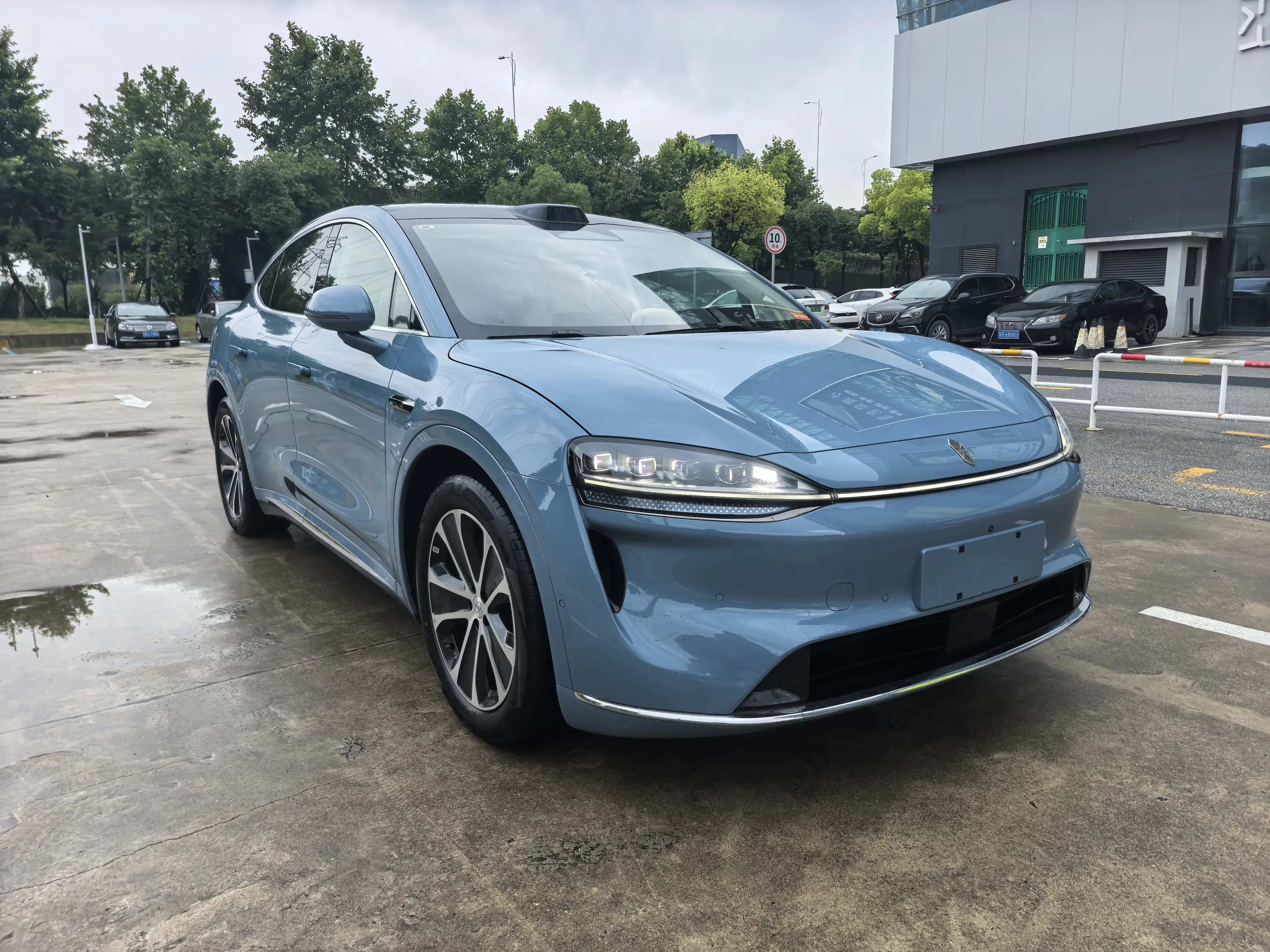 Luxeed Zhijie R7