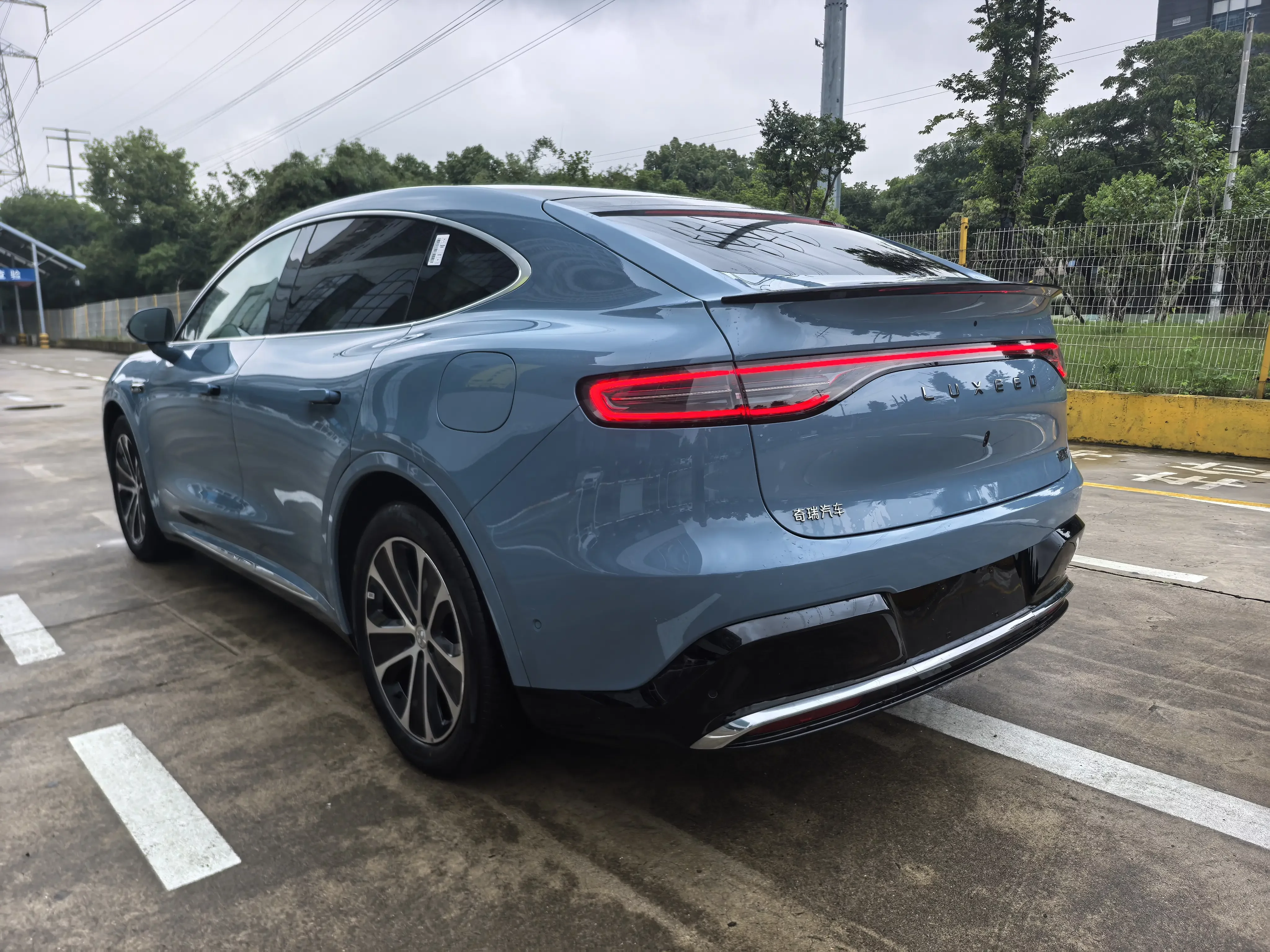 Luxeed Zhijie R7