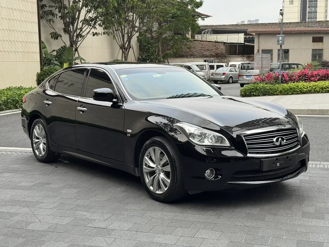 Infiniti Q70