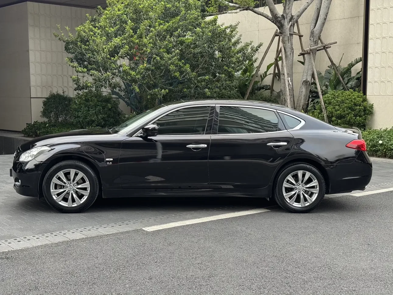 Infiniti Q70
