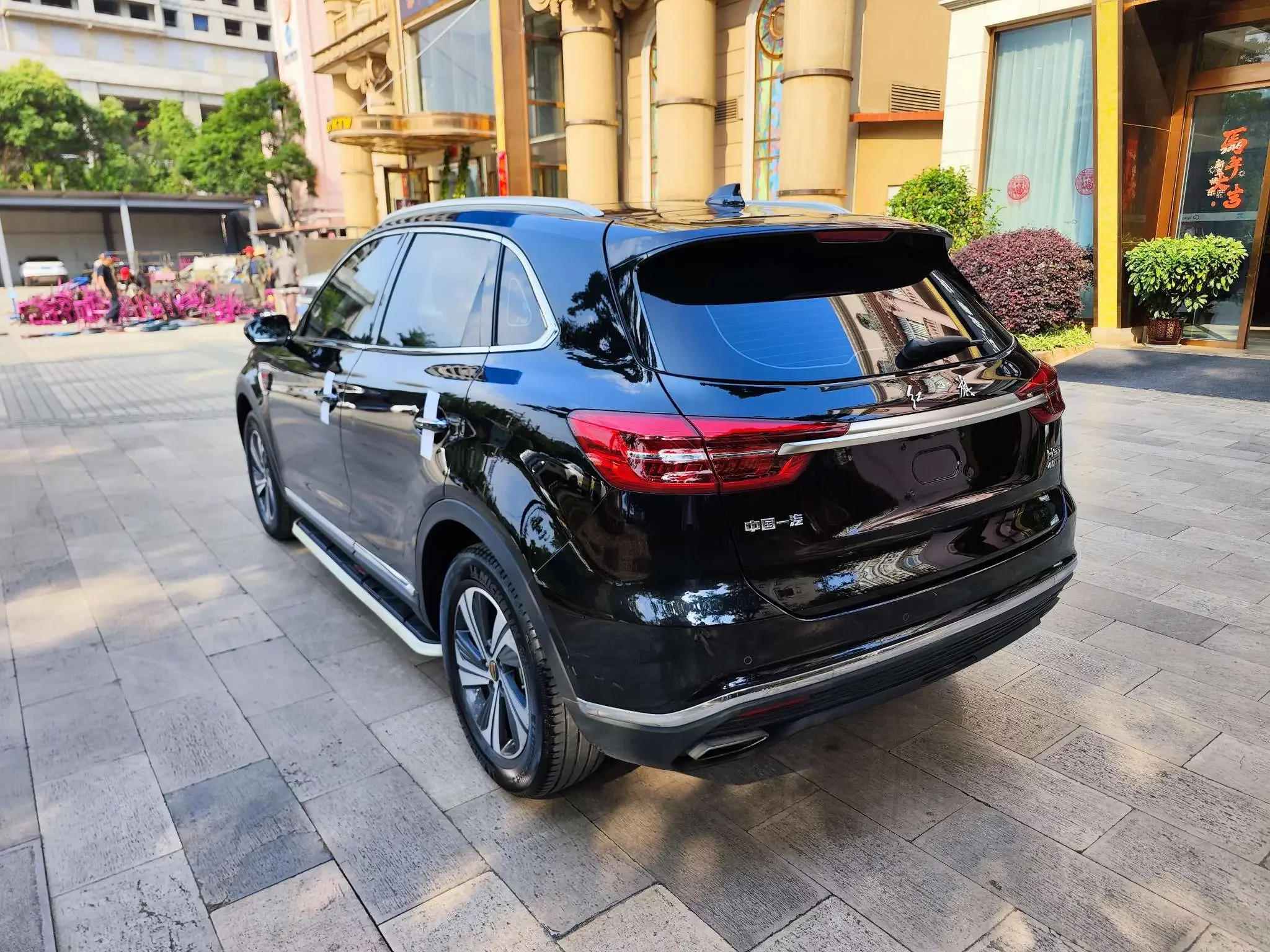Hongqi HS5