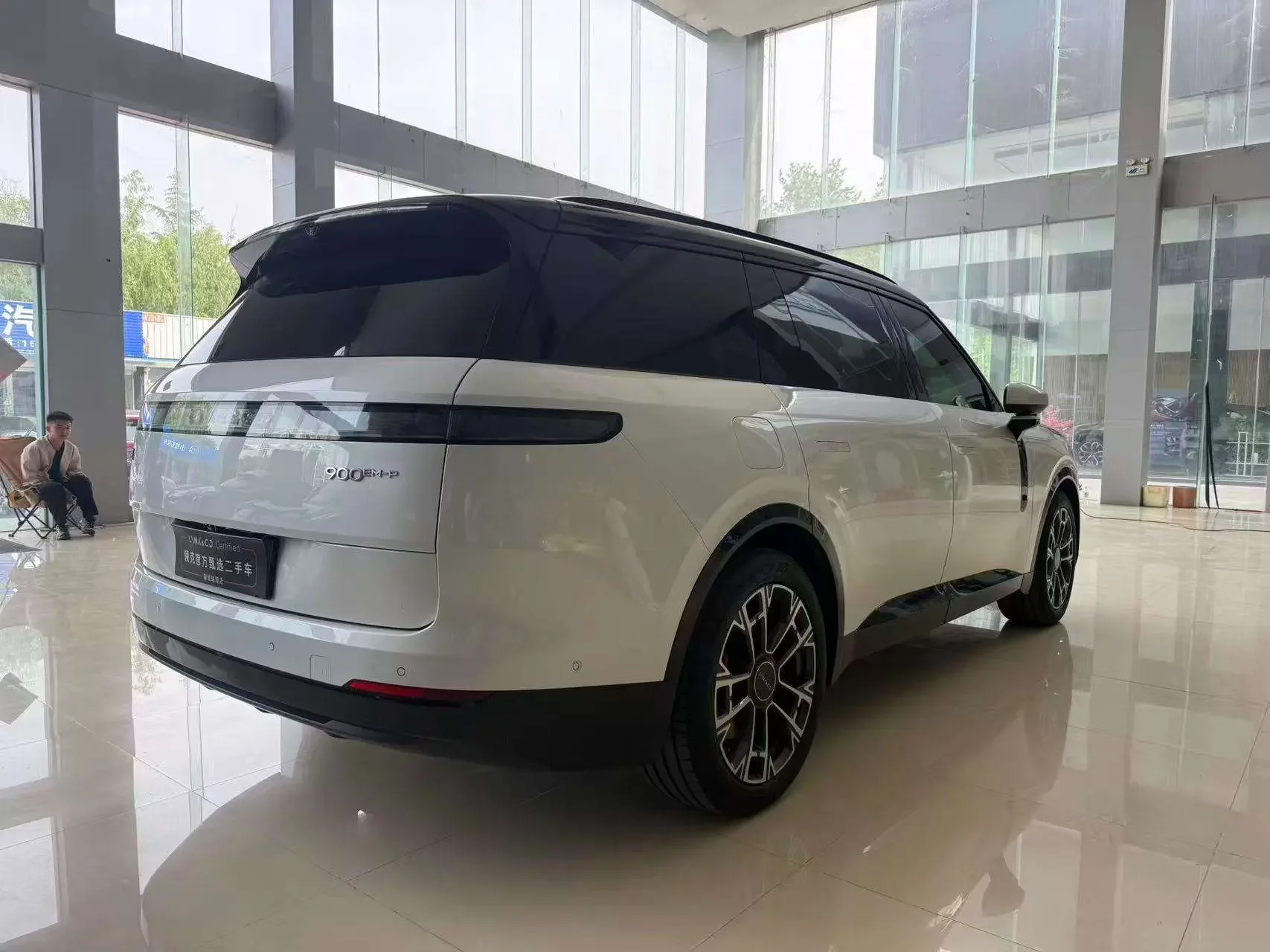 Lynk & Co 900