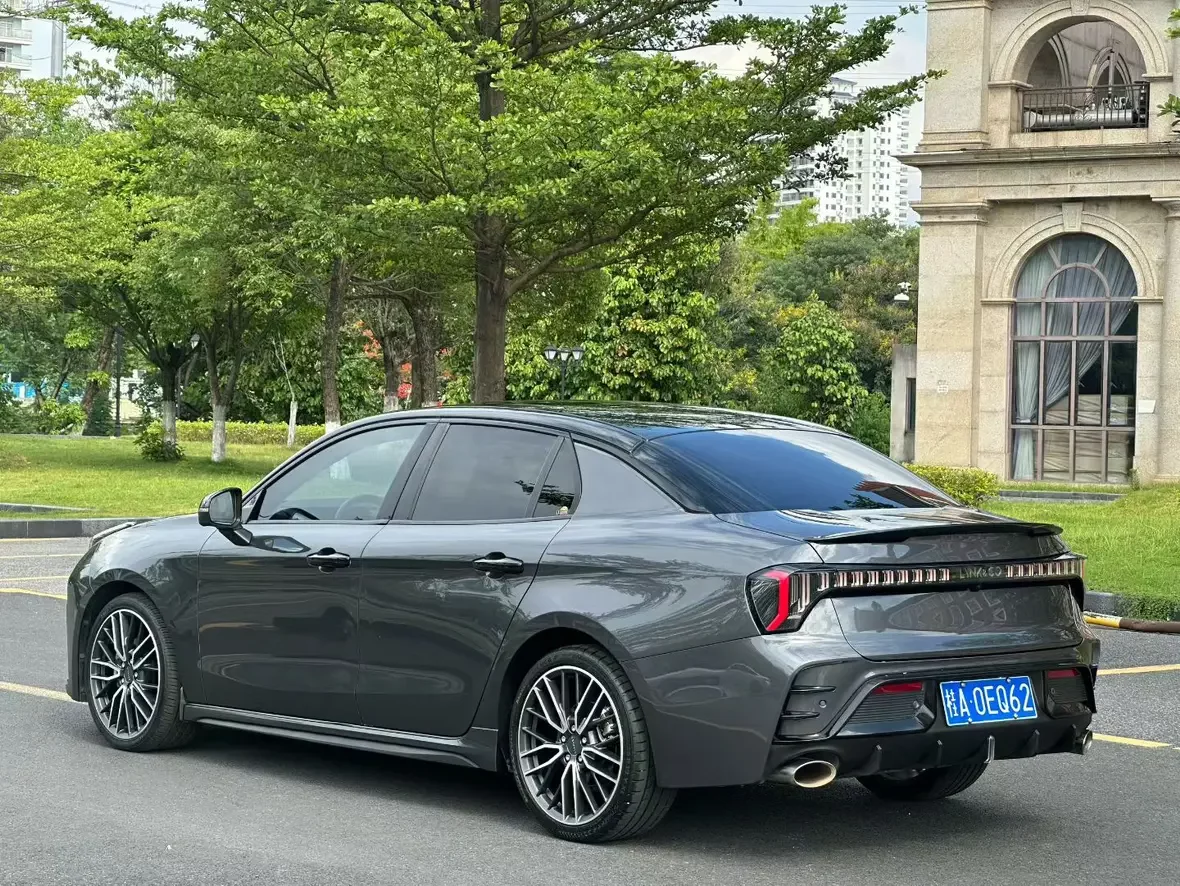 Lynk & Co 03