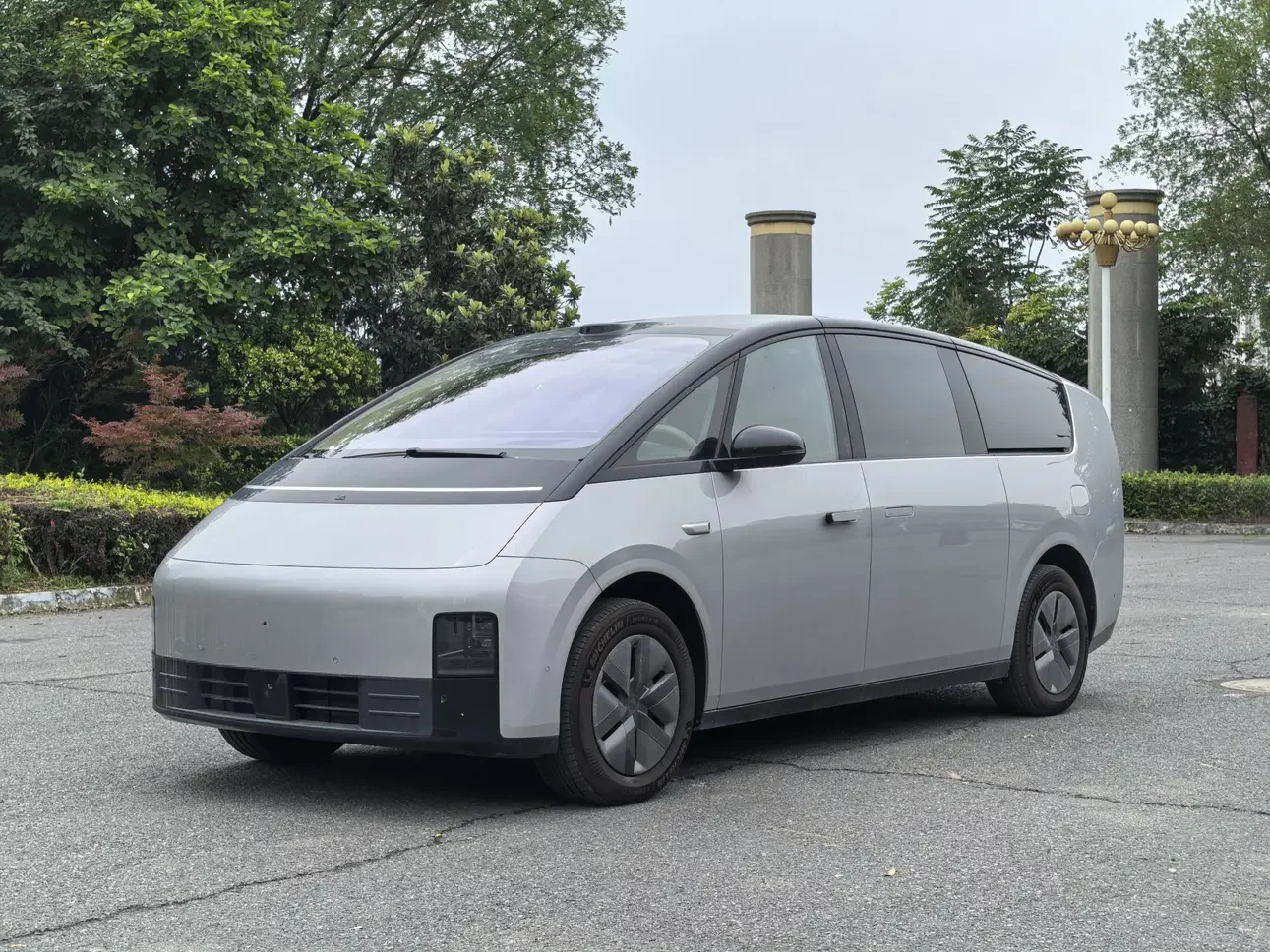 Lixiang MEGA