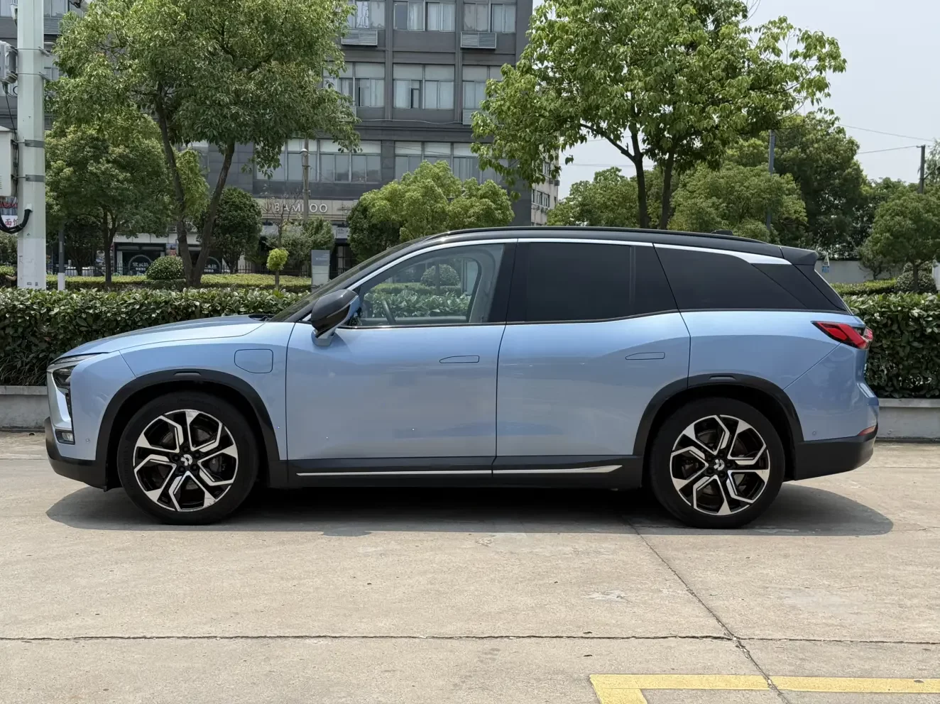 NIO ES8