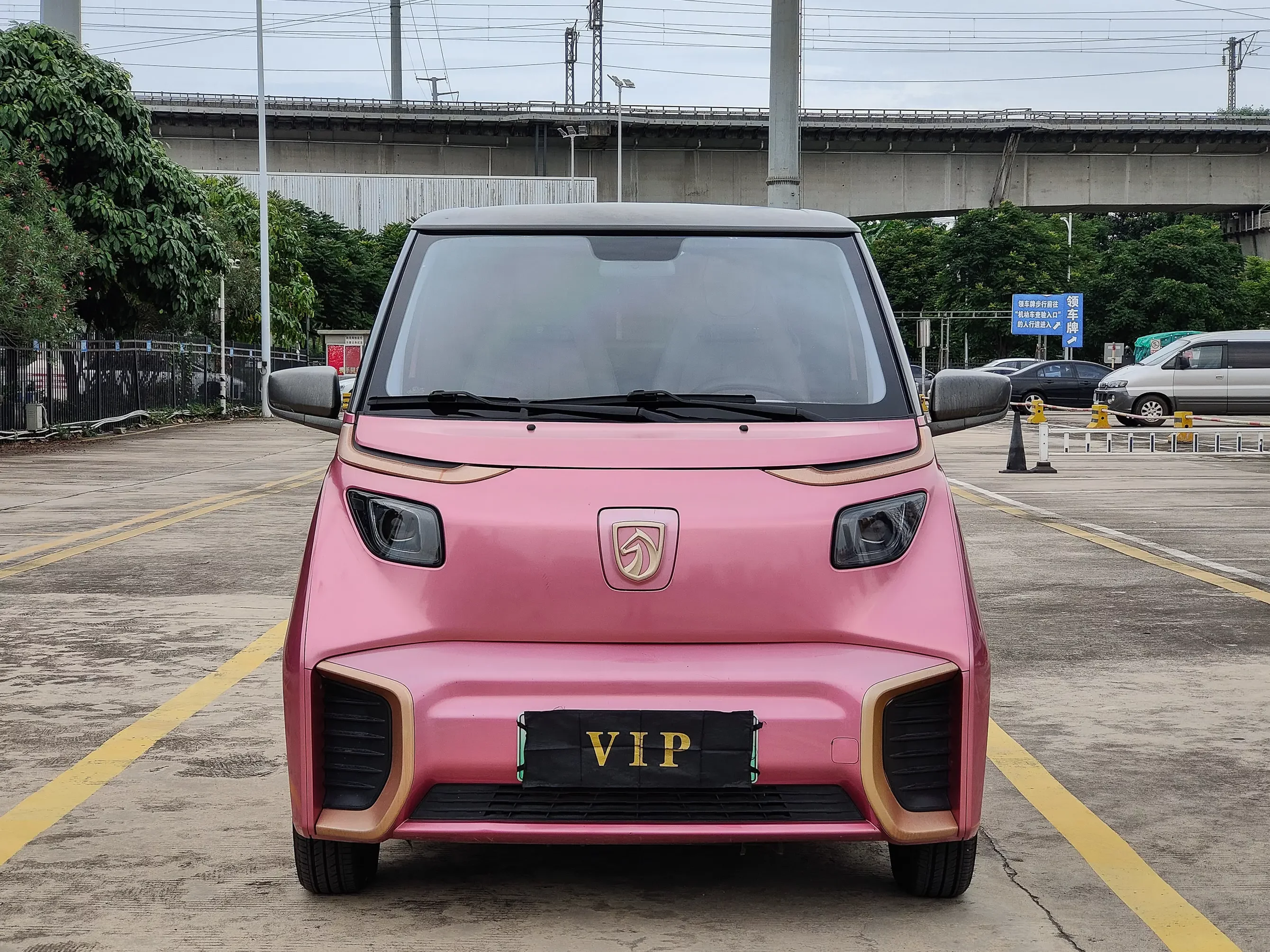 Baojun E200