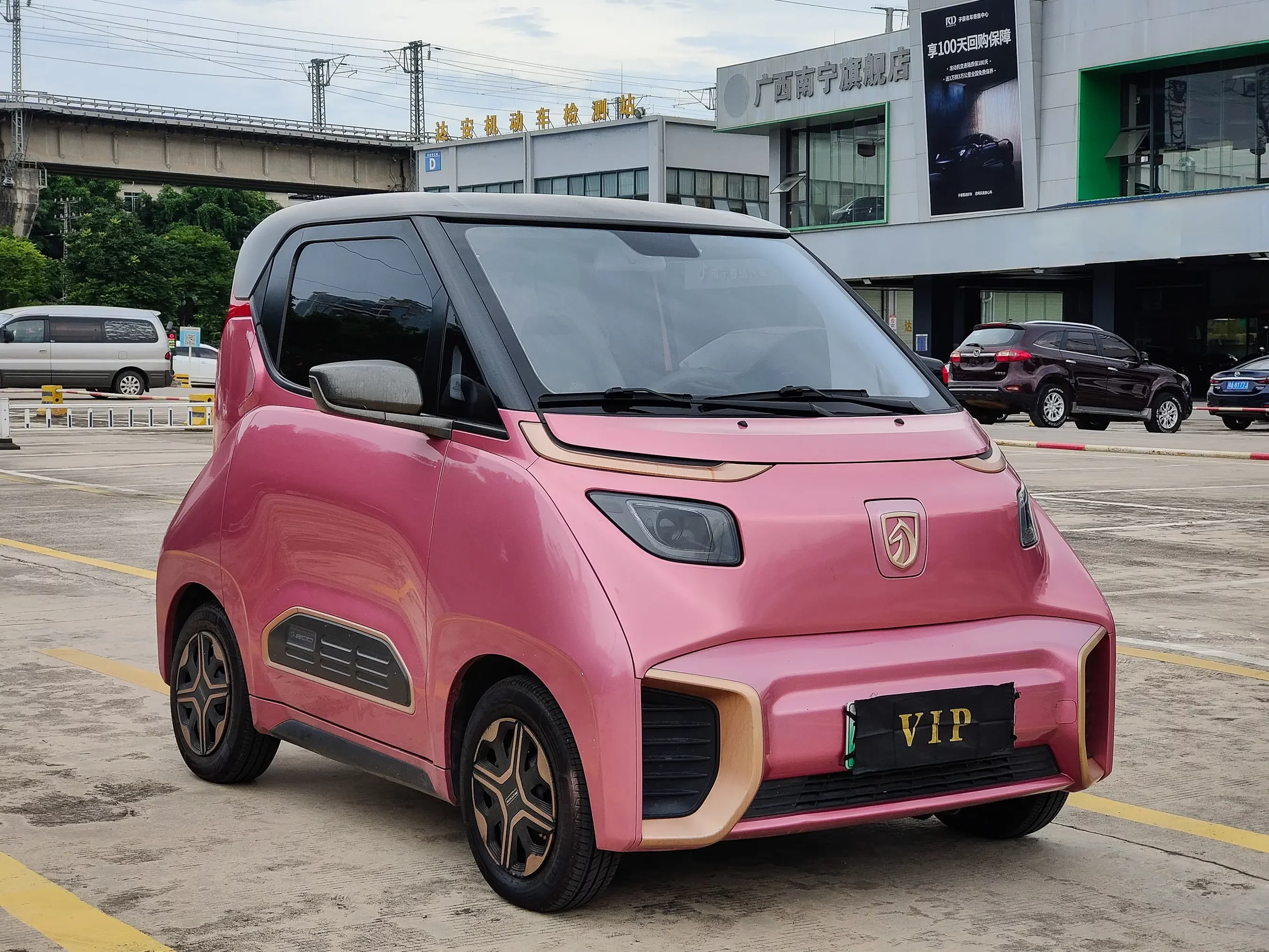 Baojun E200
