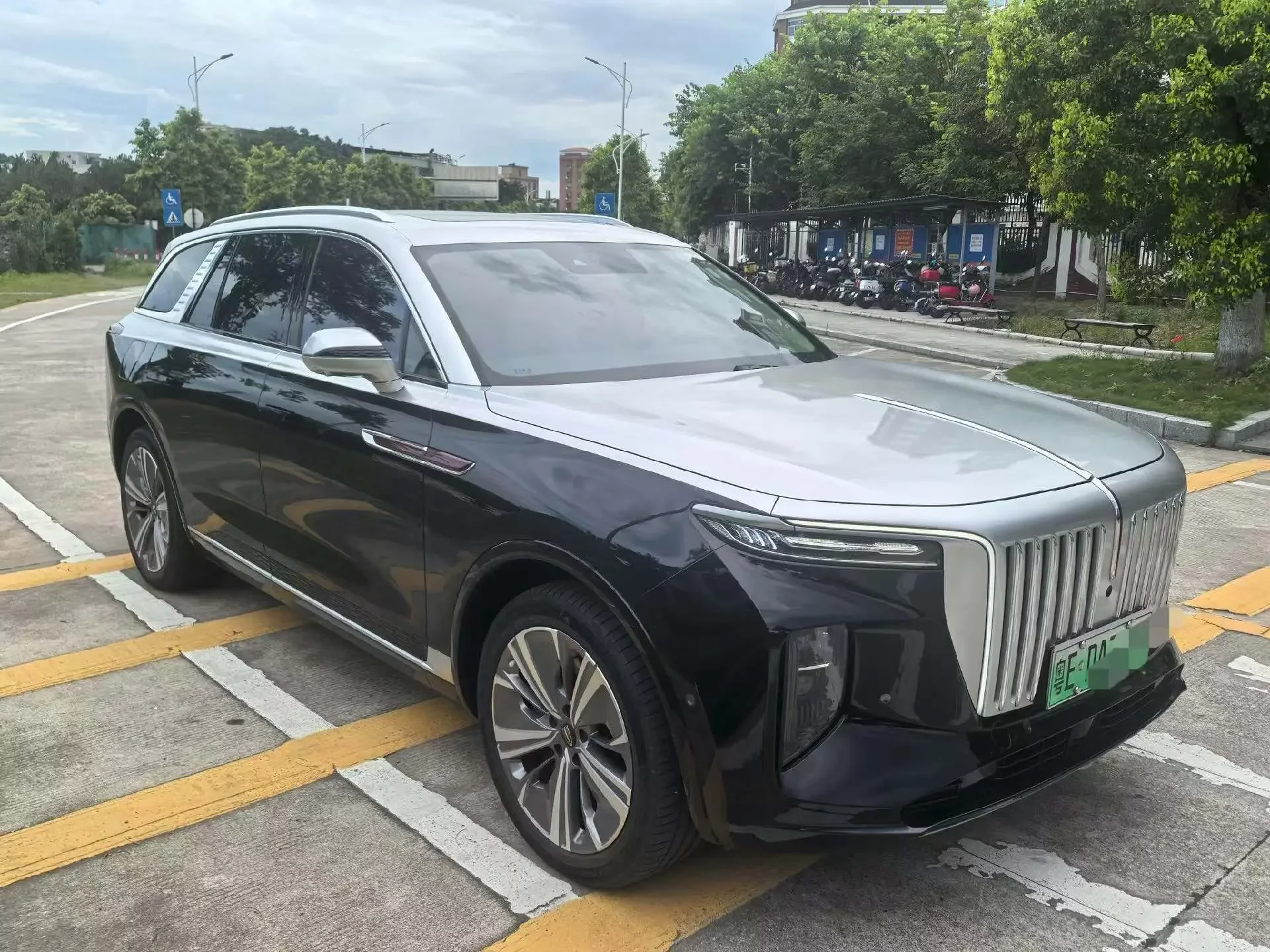 Hongqi E-HS9