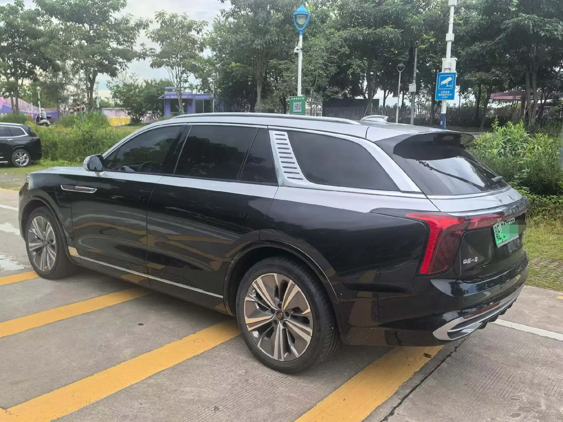 Hongqi E-HS9