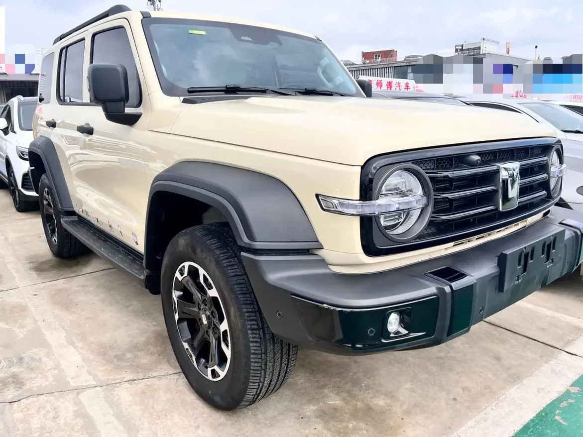 Tank 300 Hi4-T