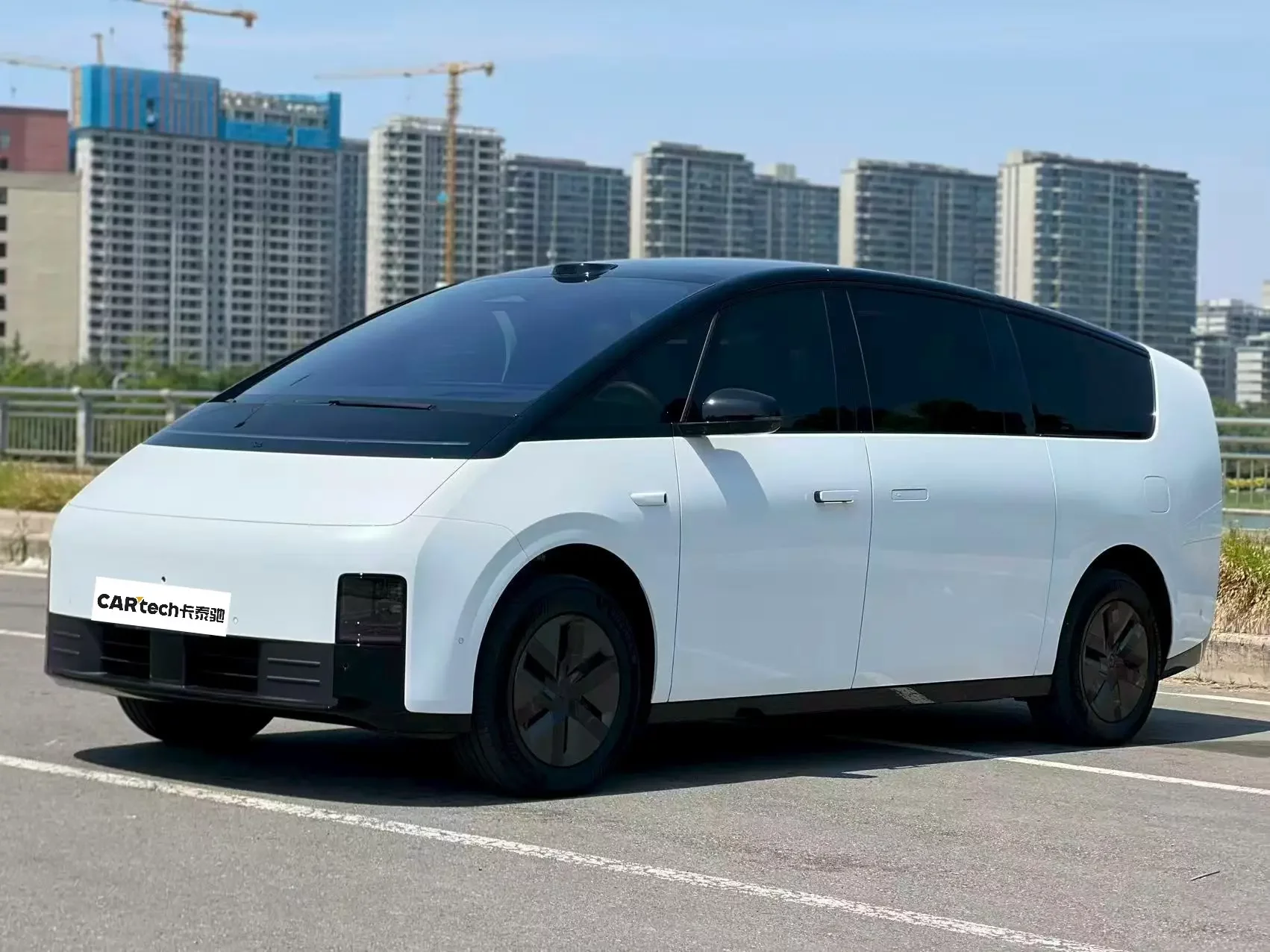 Lixiang MEGA