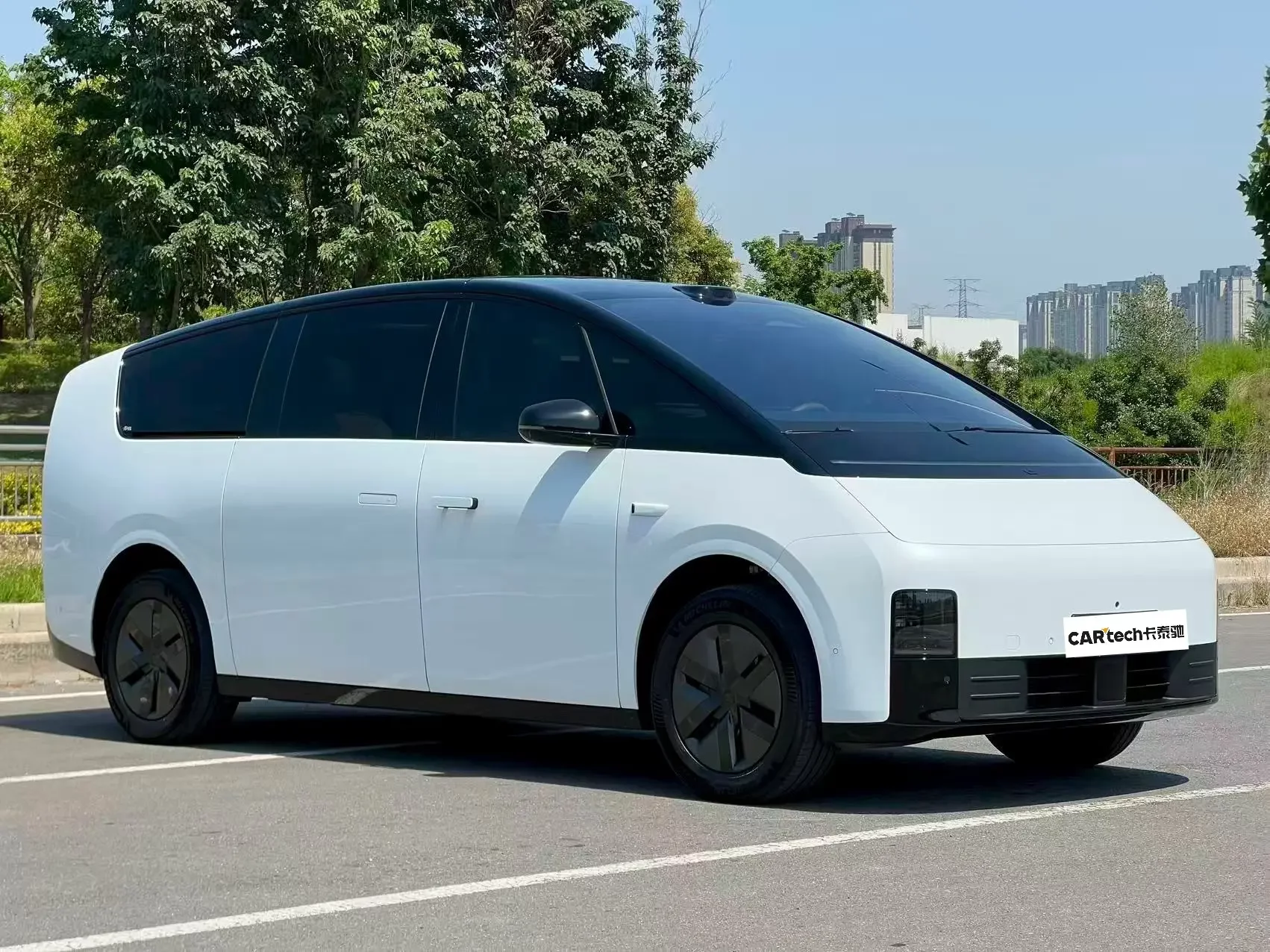 Lixiang MEGA