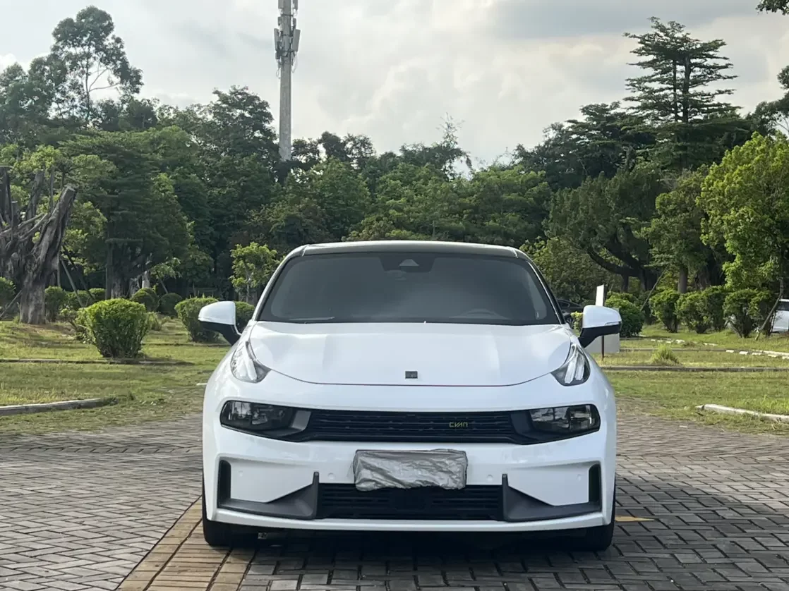 Lynk & Co 03