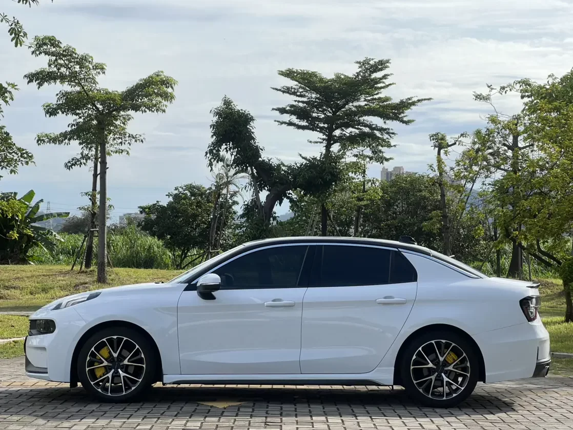 Lynk & Co 03