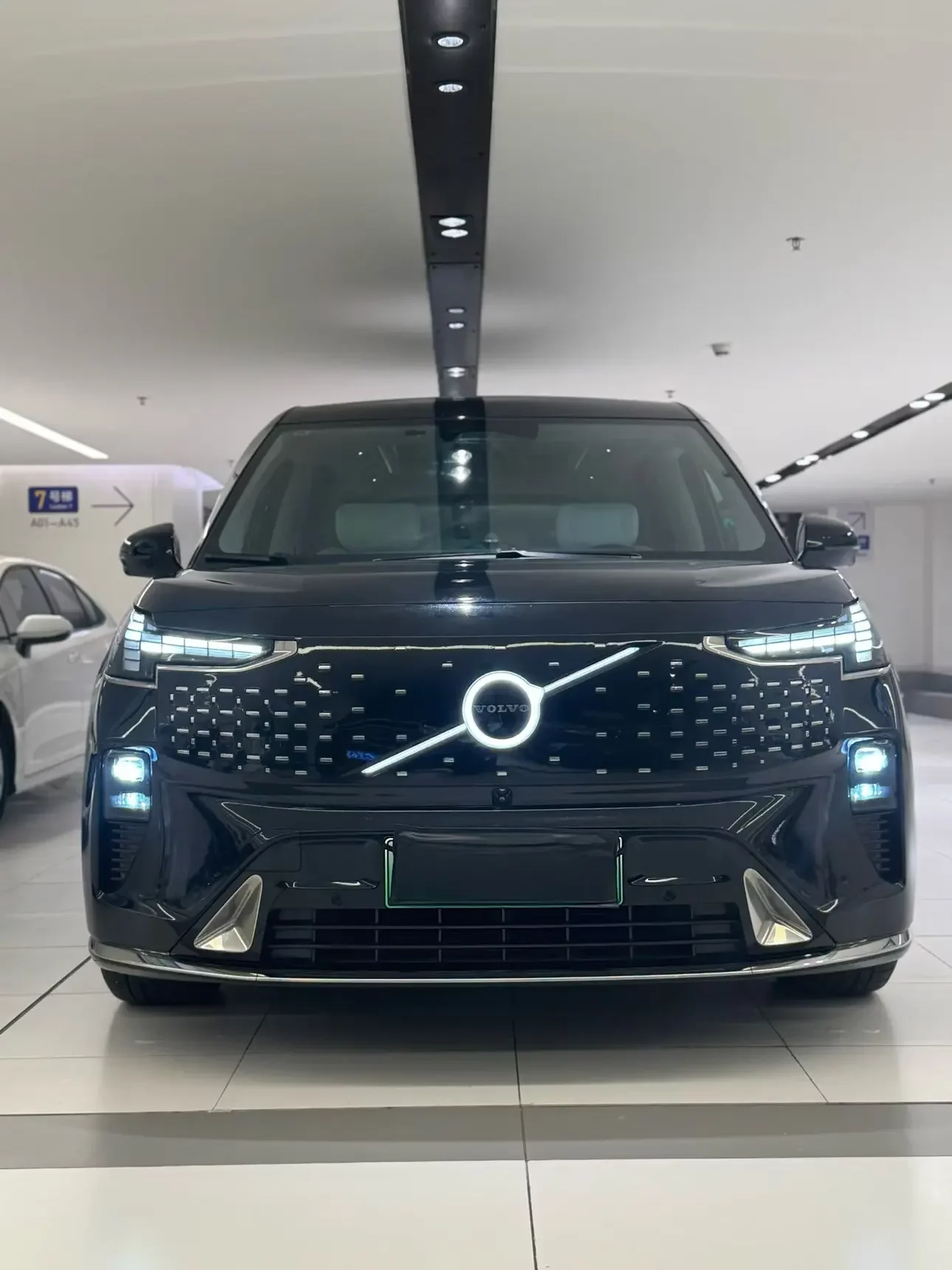Volvo EM90