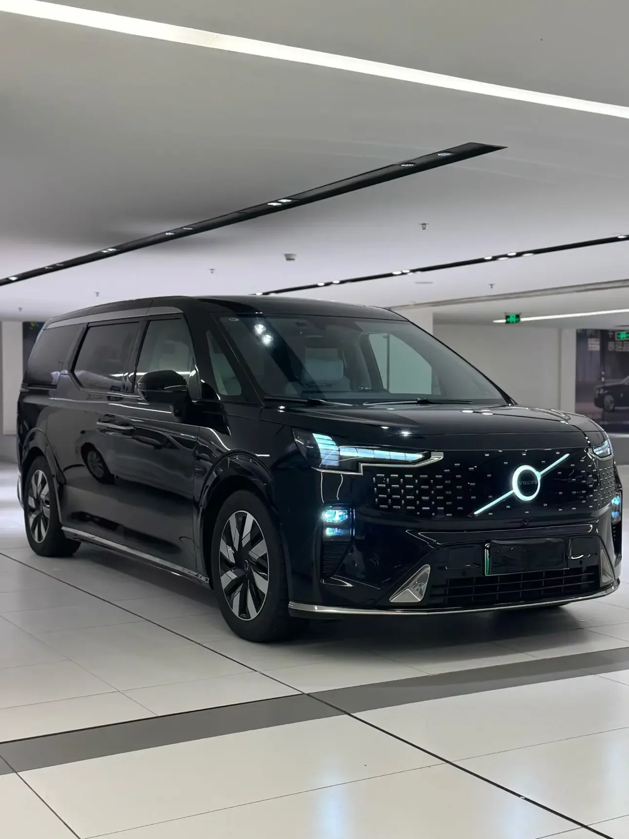 Volvo EM90