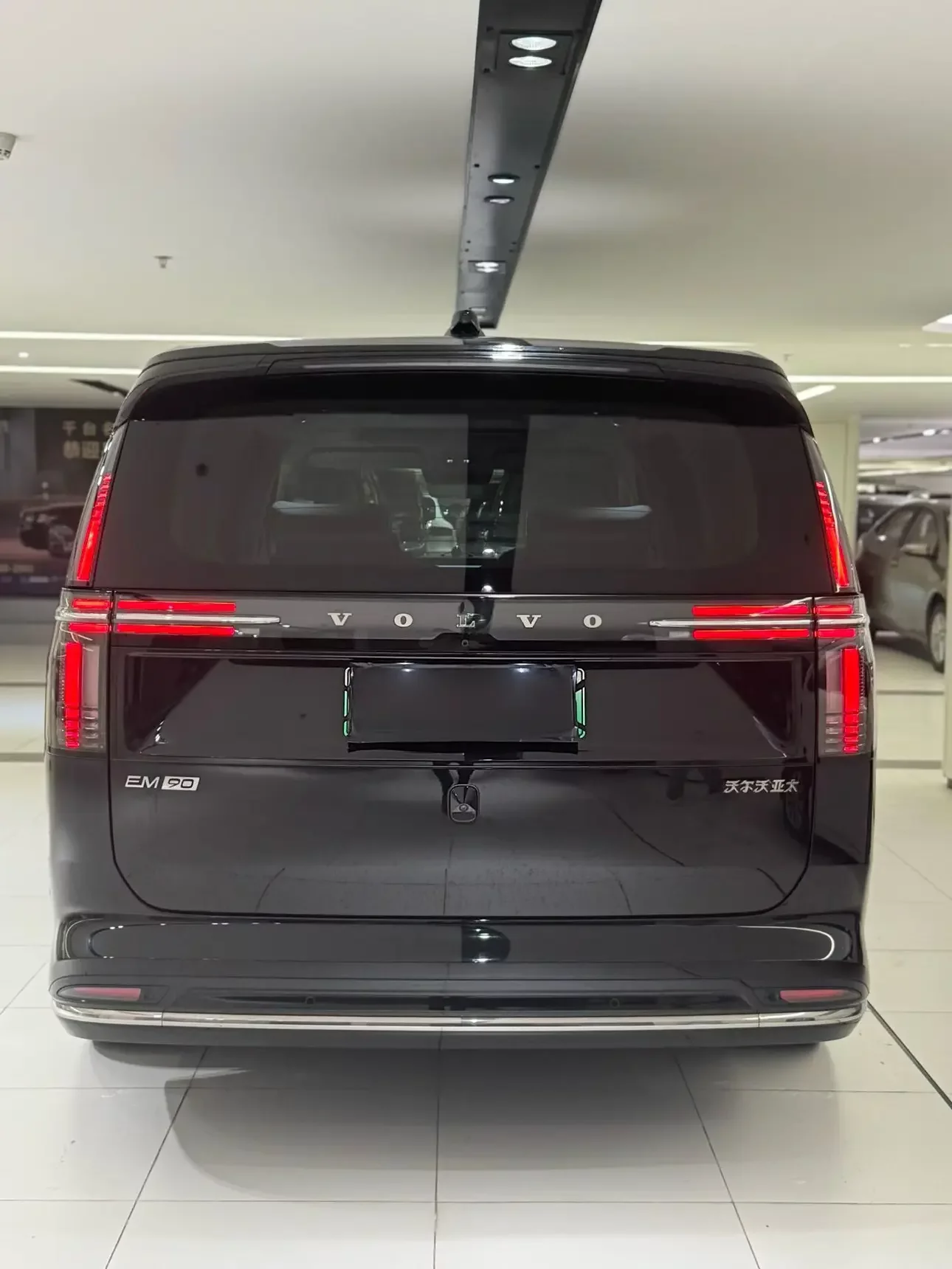 Volvo EM90