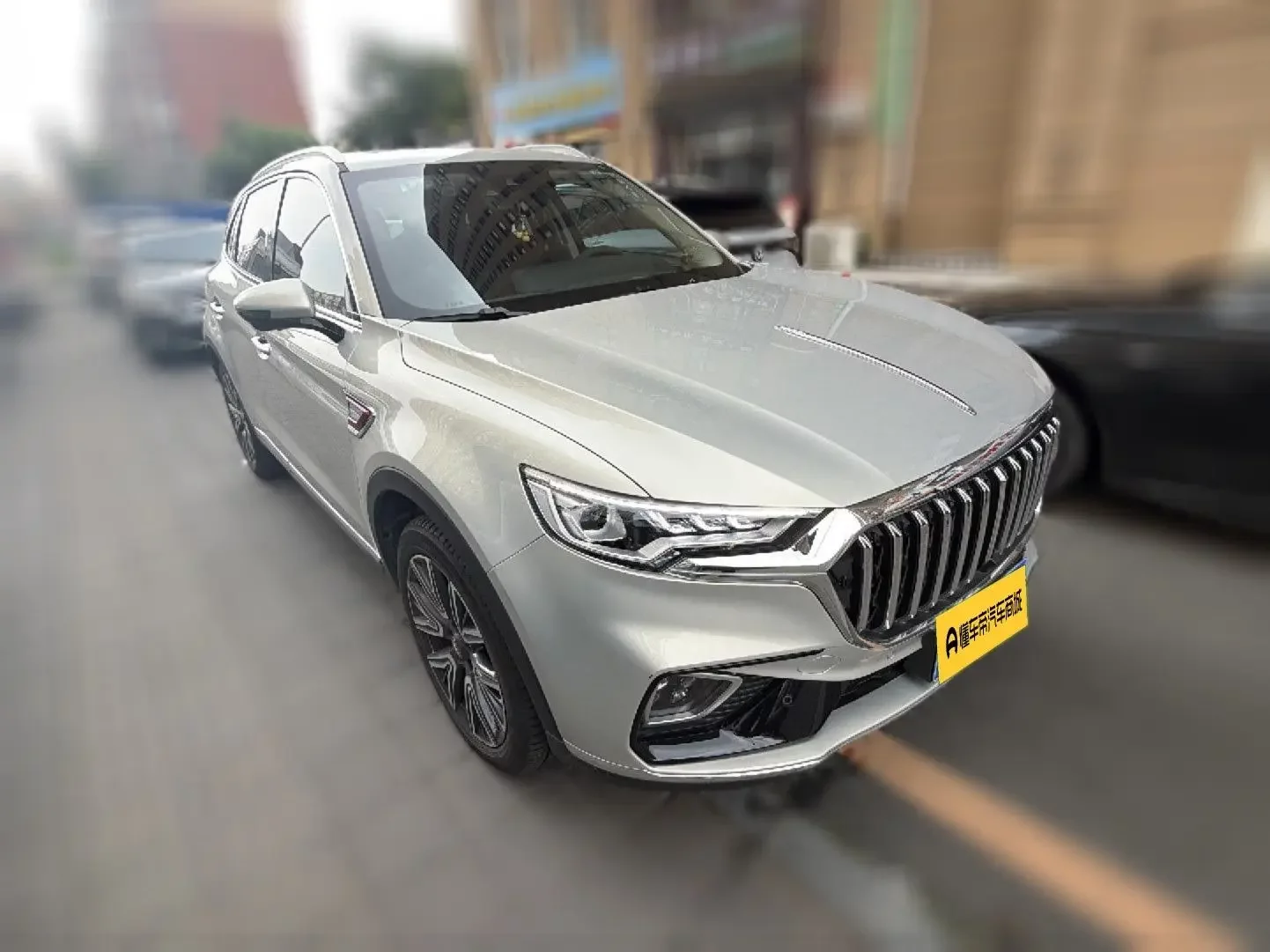 Hongqi HS5