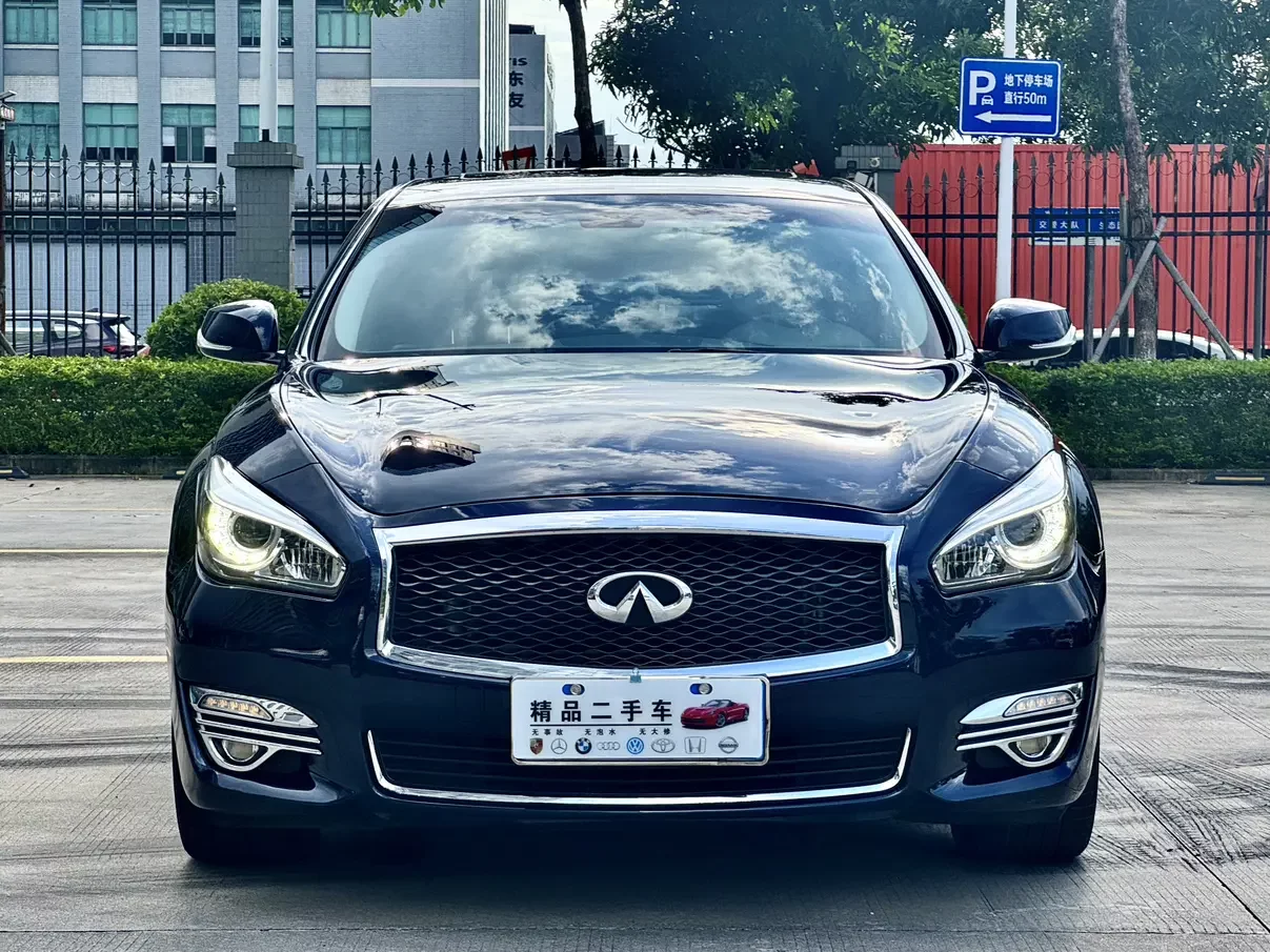 Infiniti Q70