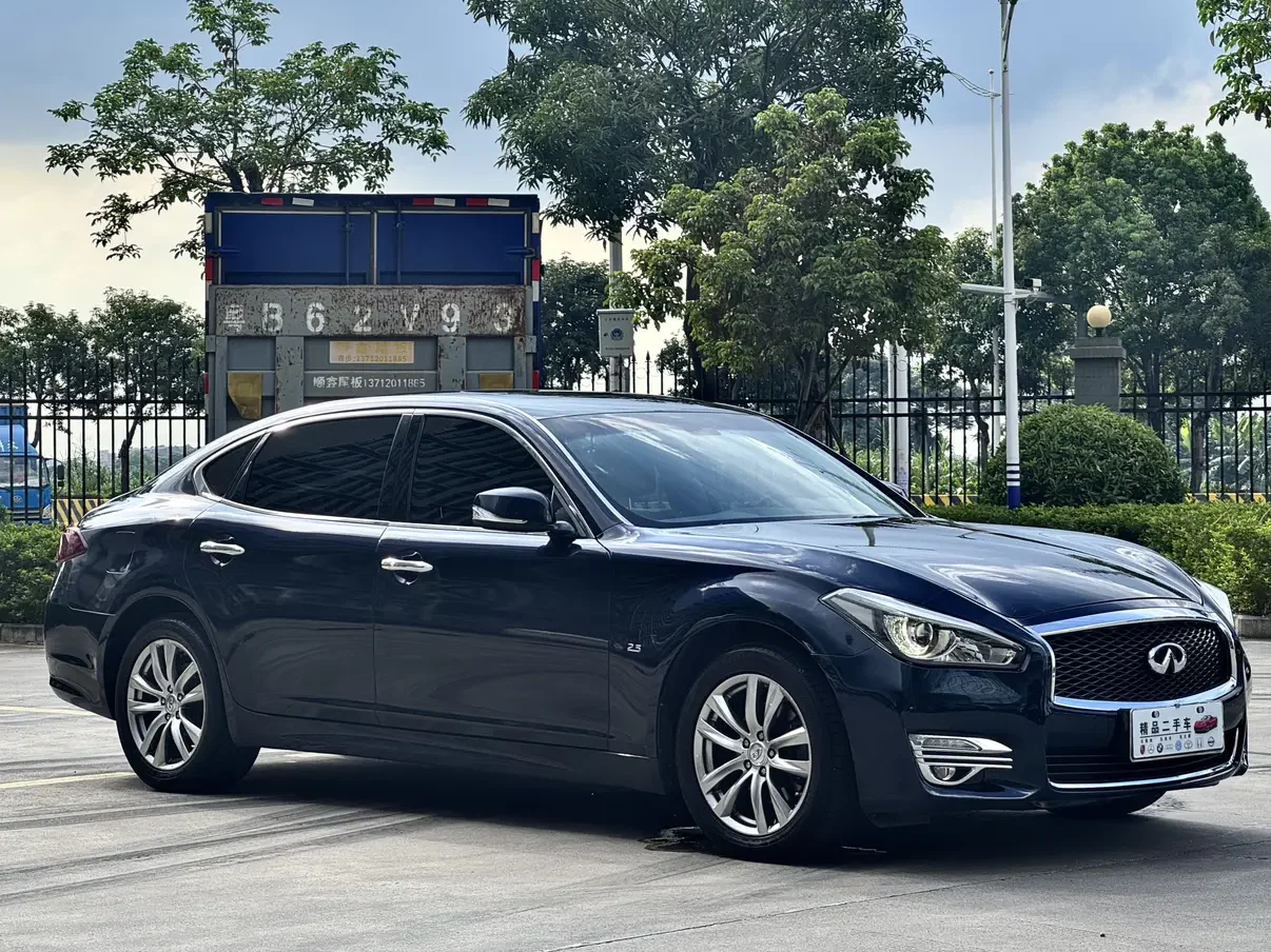 Infiniti Q70