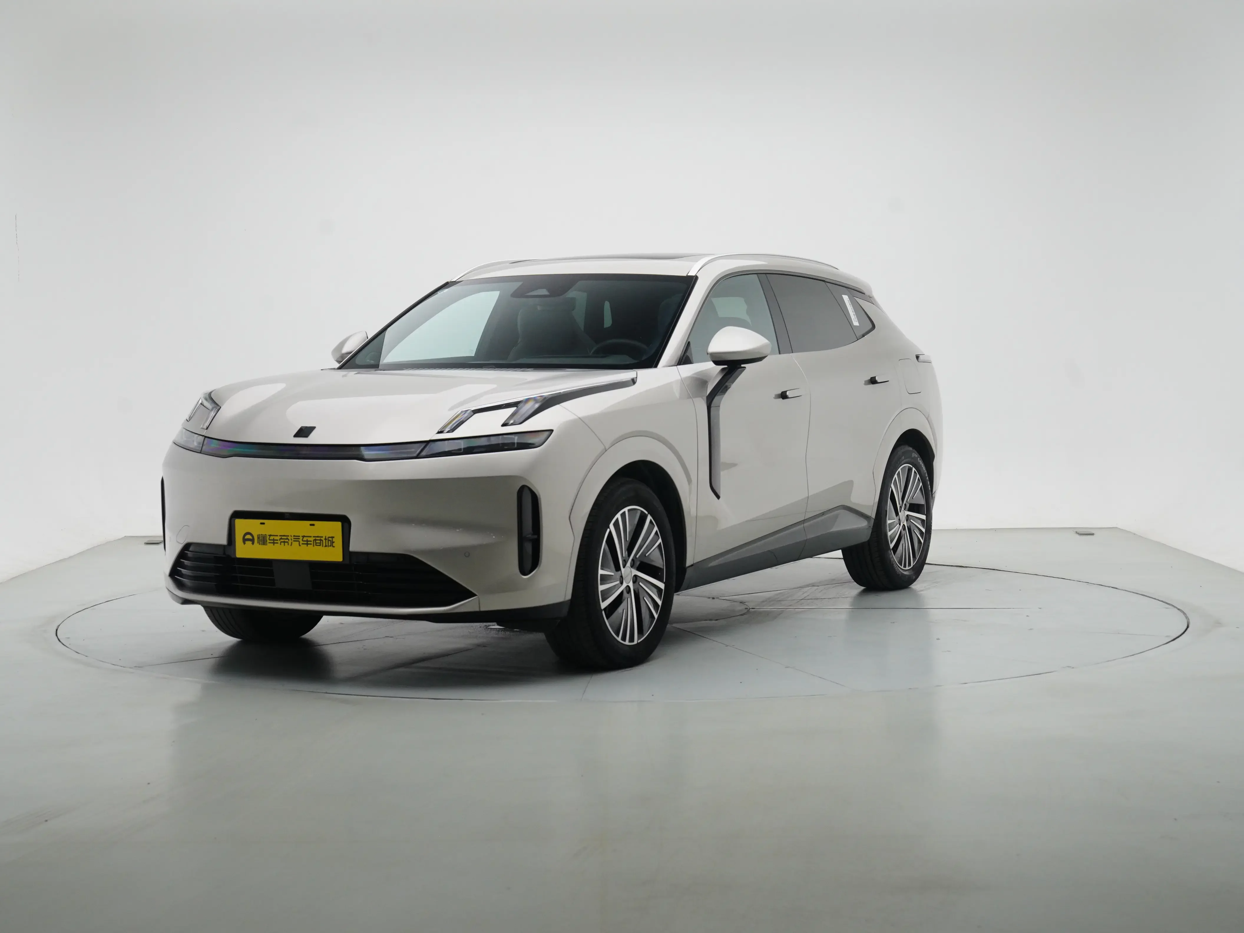 Lynk & Co 08 EM-P