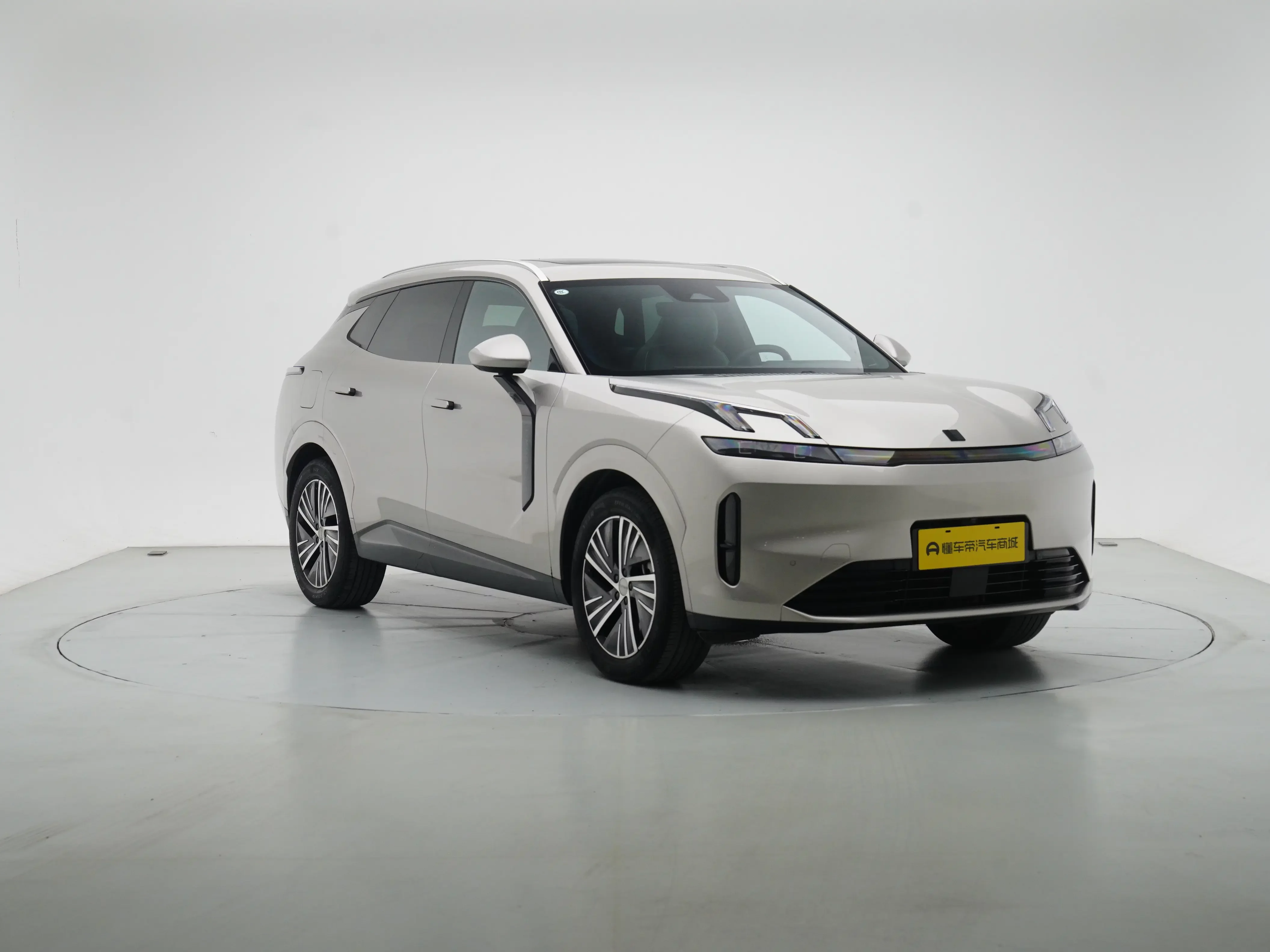 Lynk & Co 08 EM-P