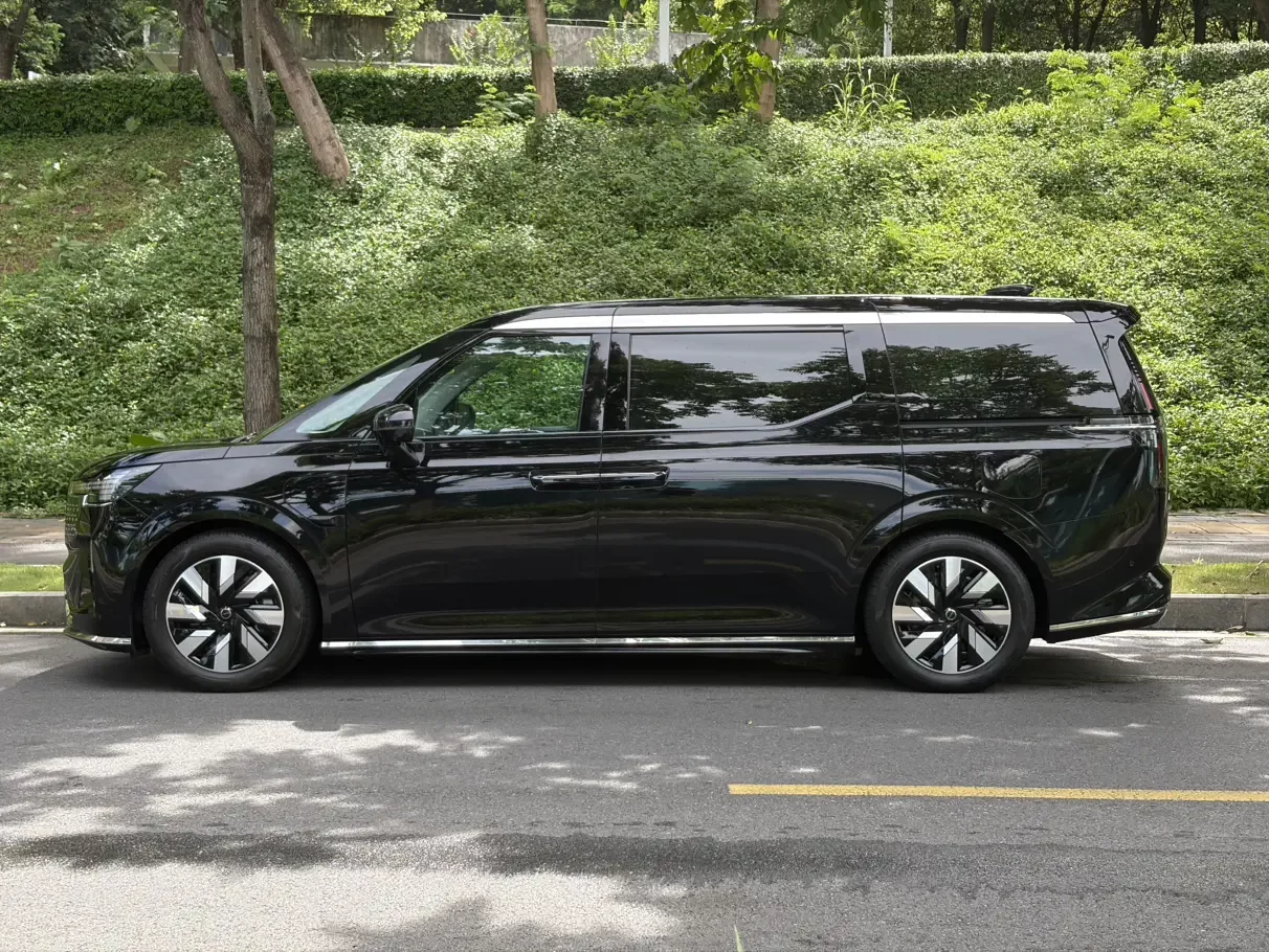Volvo EM90