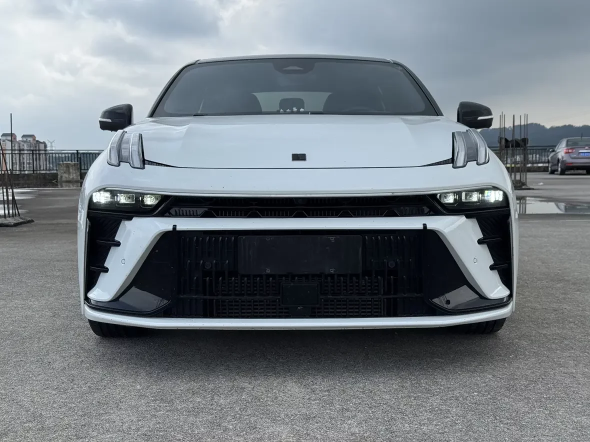 Lynk & Co 03