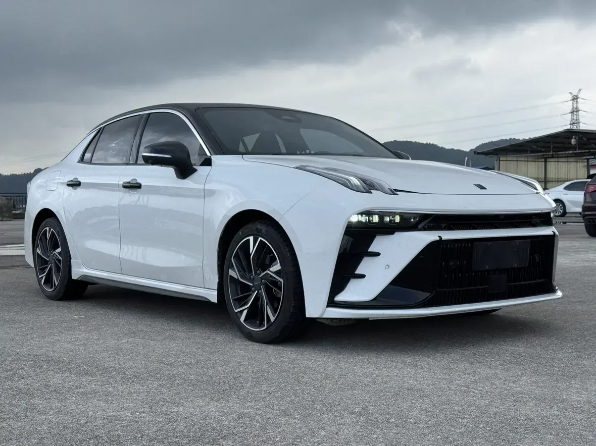 Lynk & Co 03
