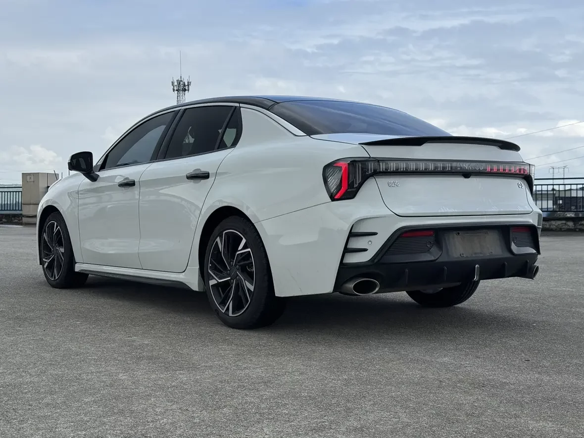 Lynk & Co 03