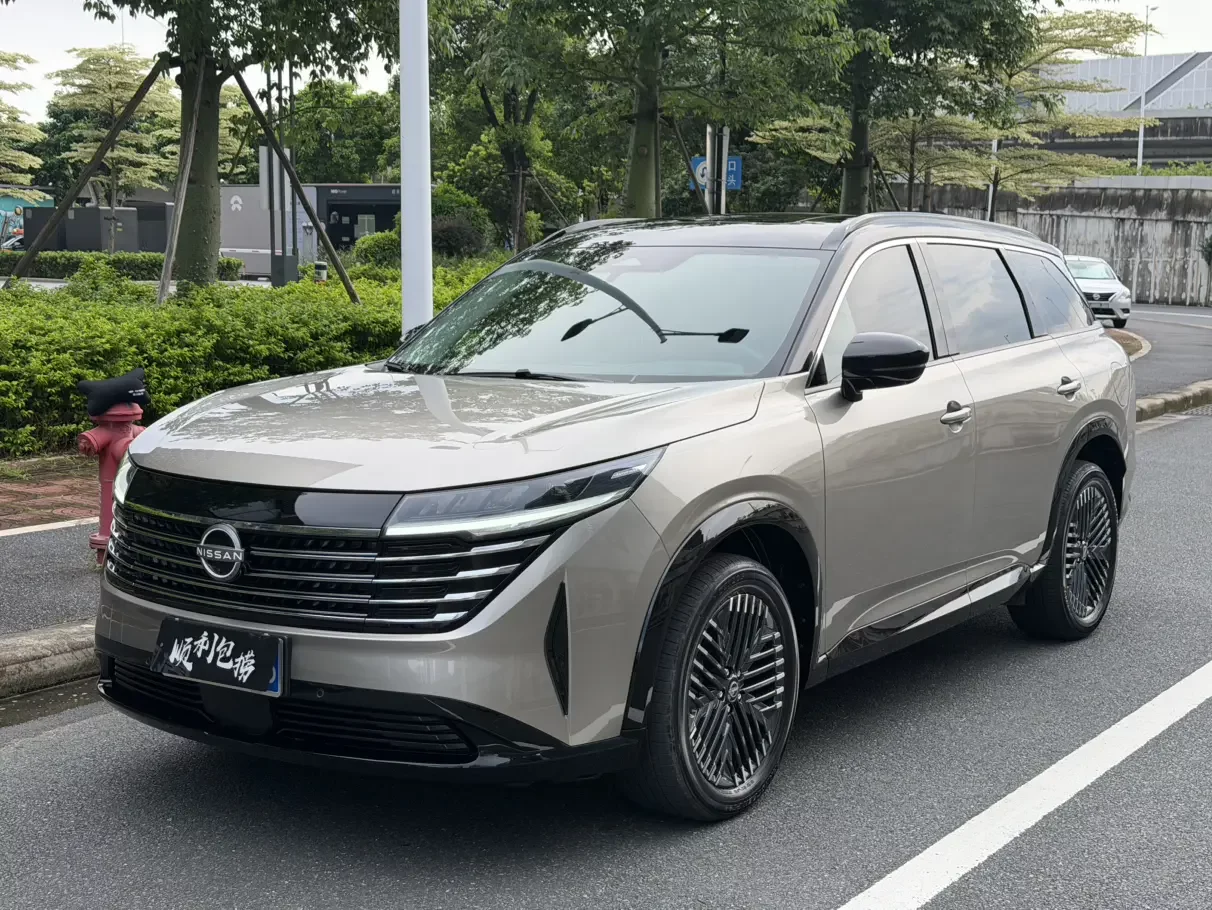 Nissan Explore the land